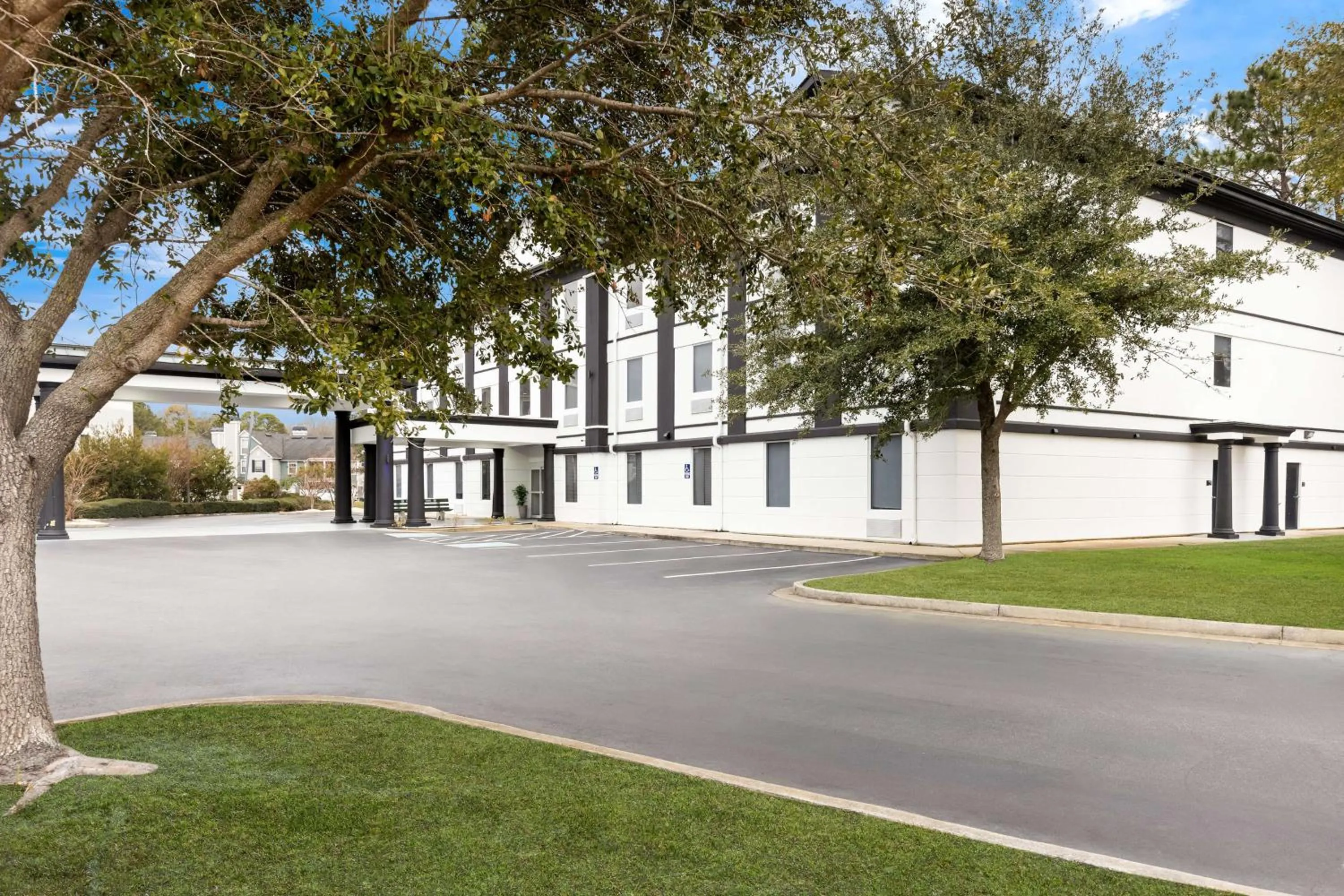 Property building in Sonesta Essential Savannah