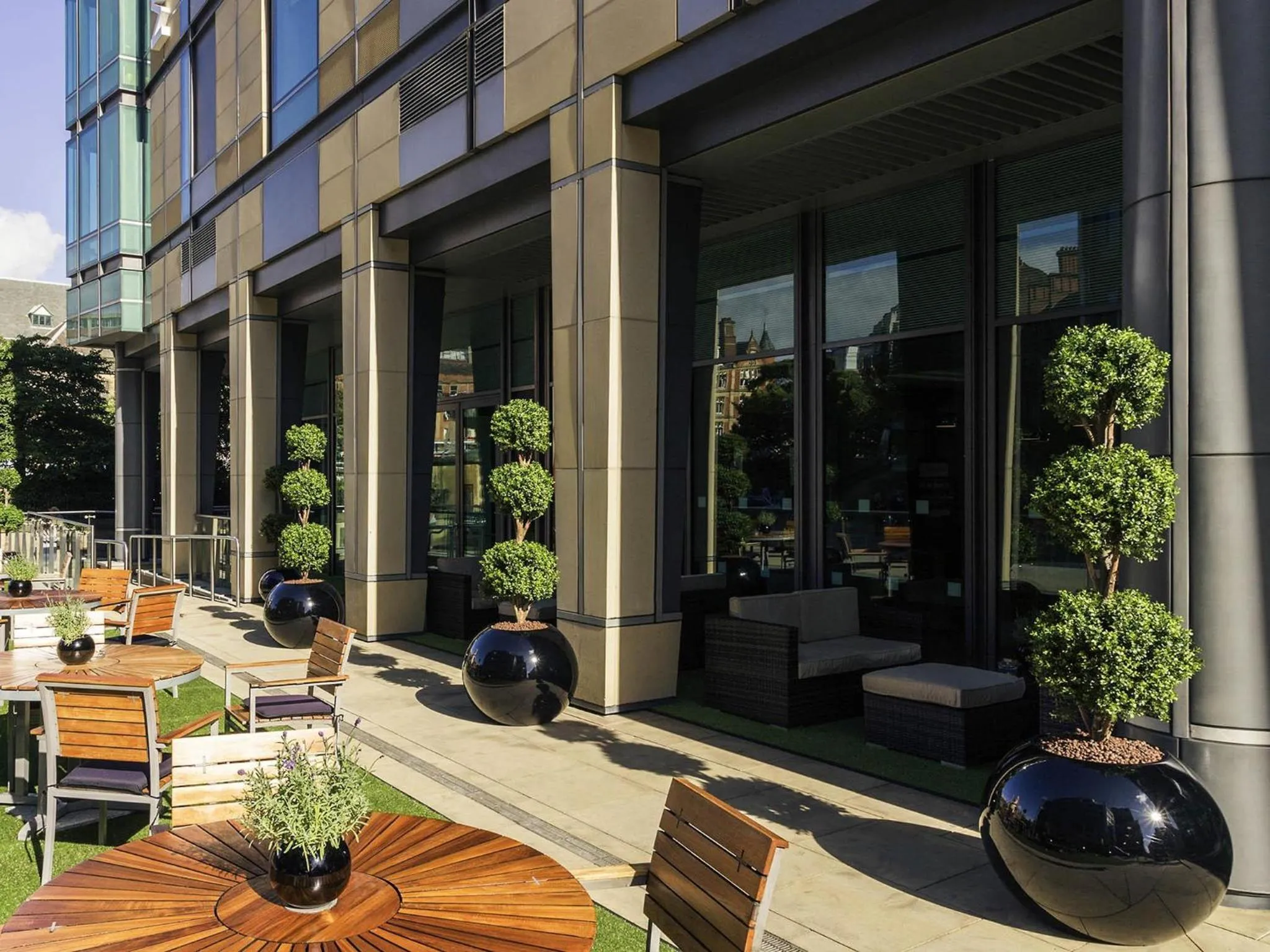 Lounge or bar in Mercure Sheffield St Paul's Hotel & Spa