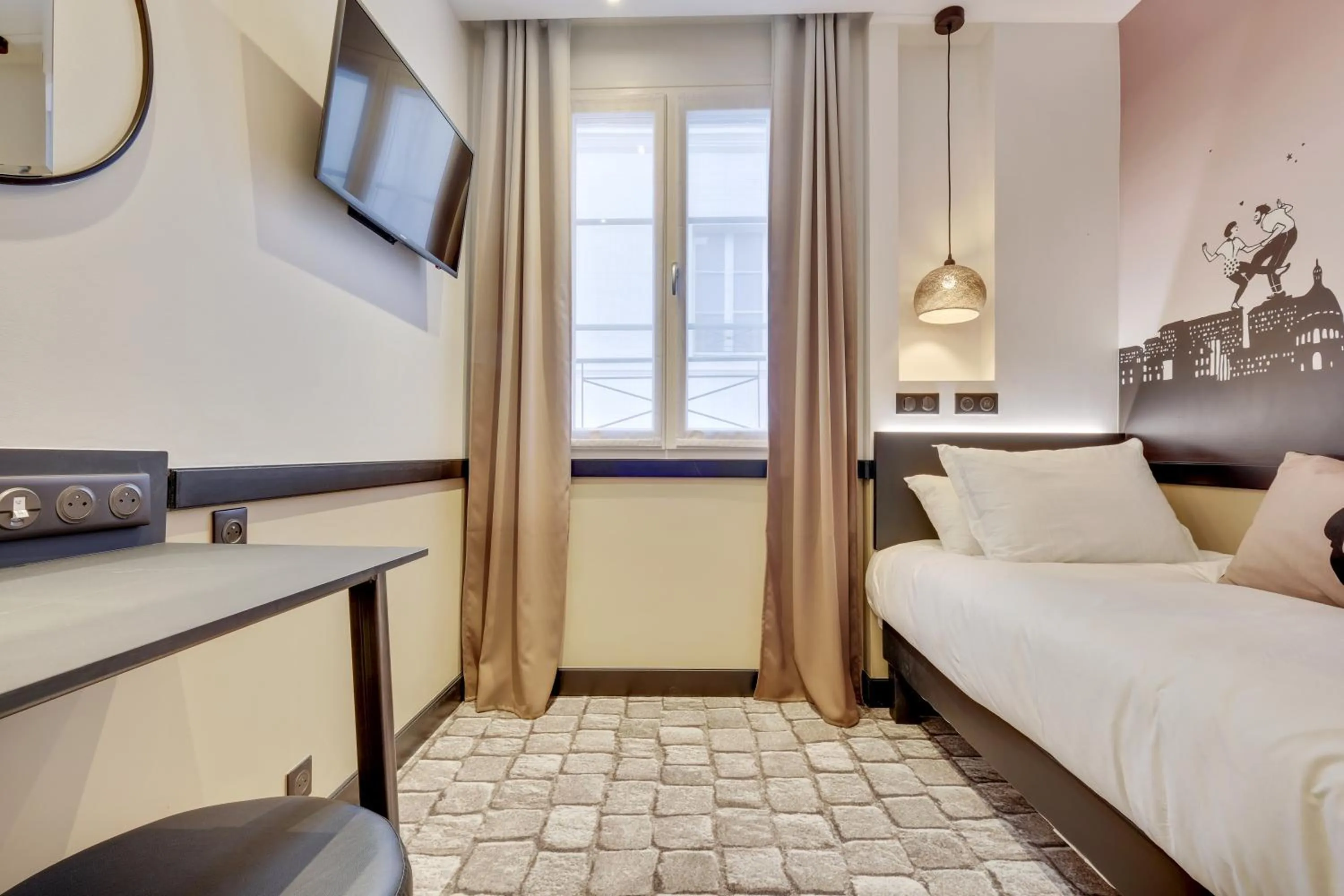 Photo of the whole room, Bed in Hôtel Lucien & Marinette