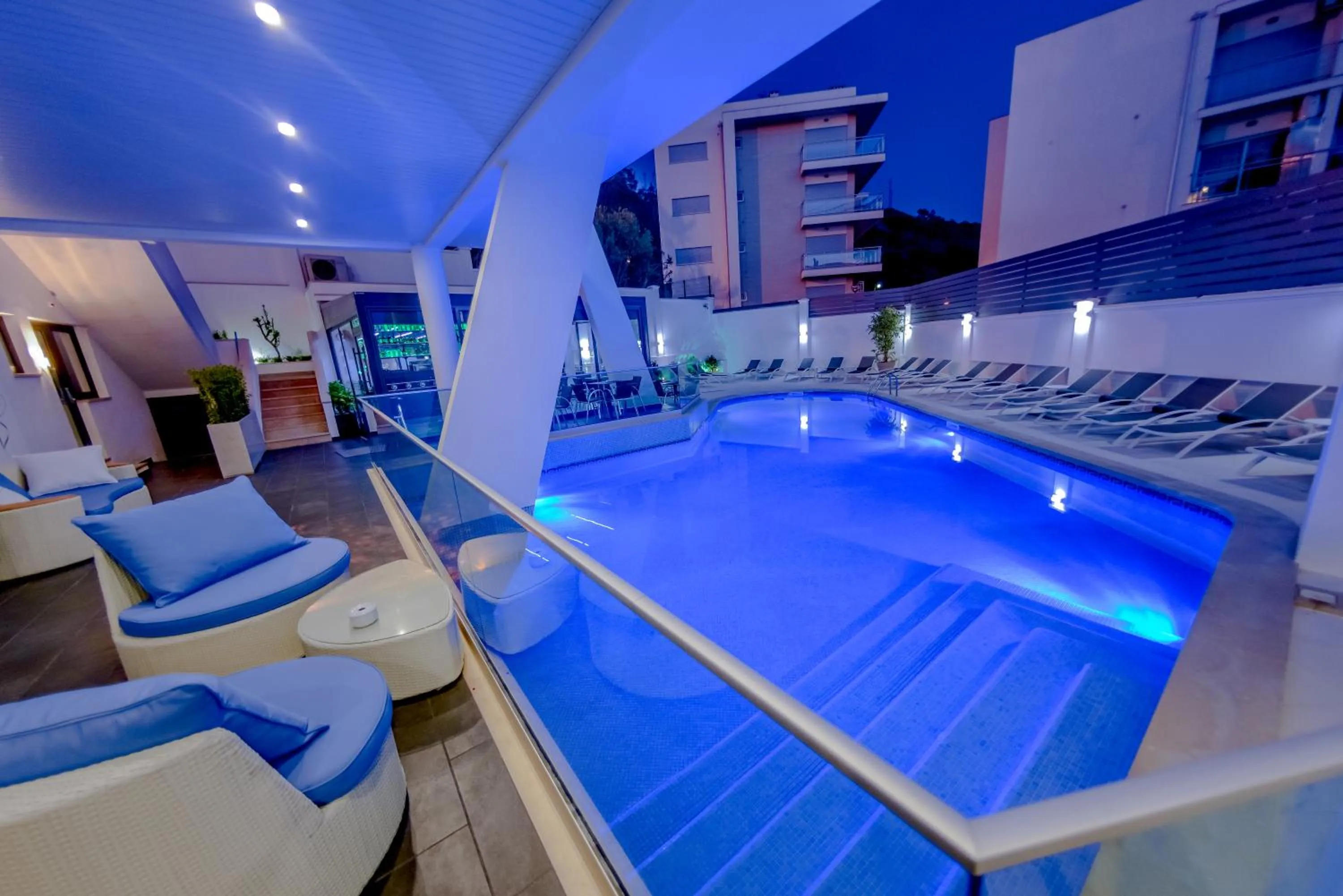 Swimming pool in Villamar Style Maison