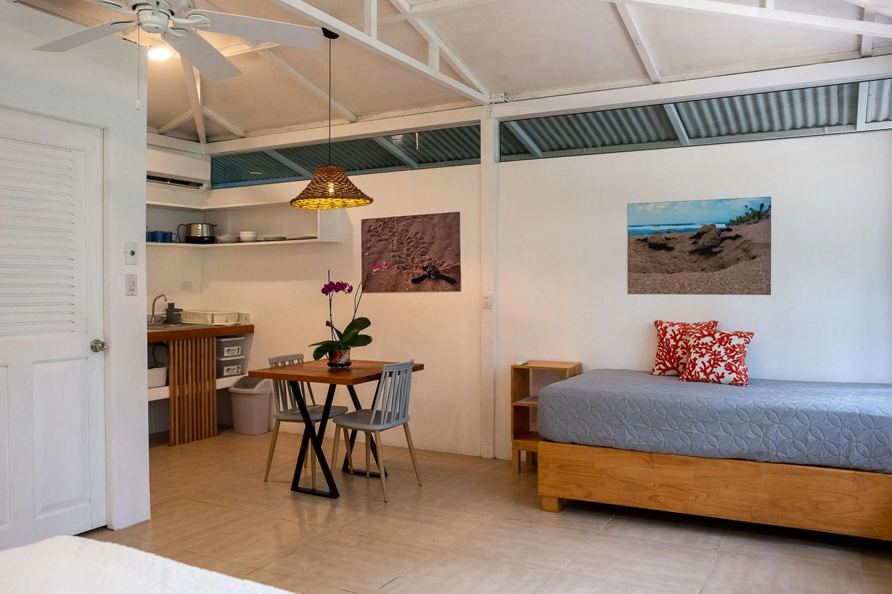 Photo of the whole room in Jaguar Inn Bungalows