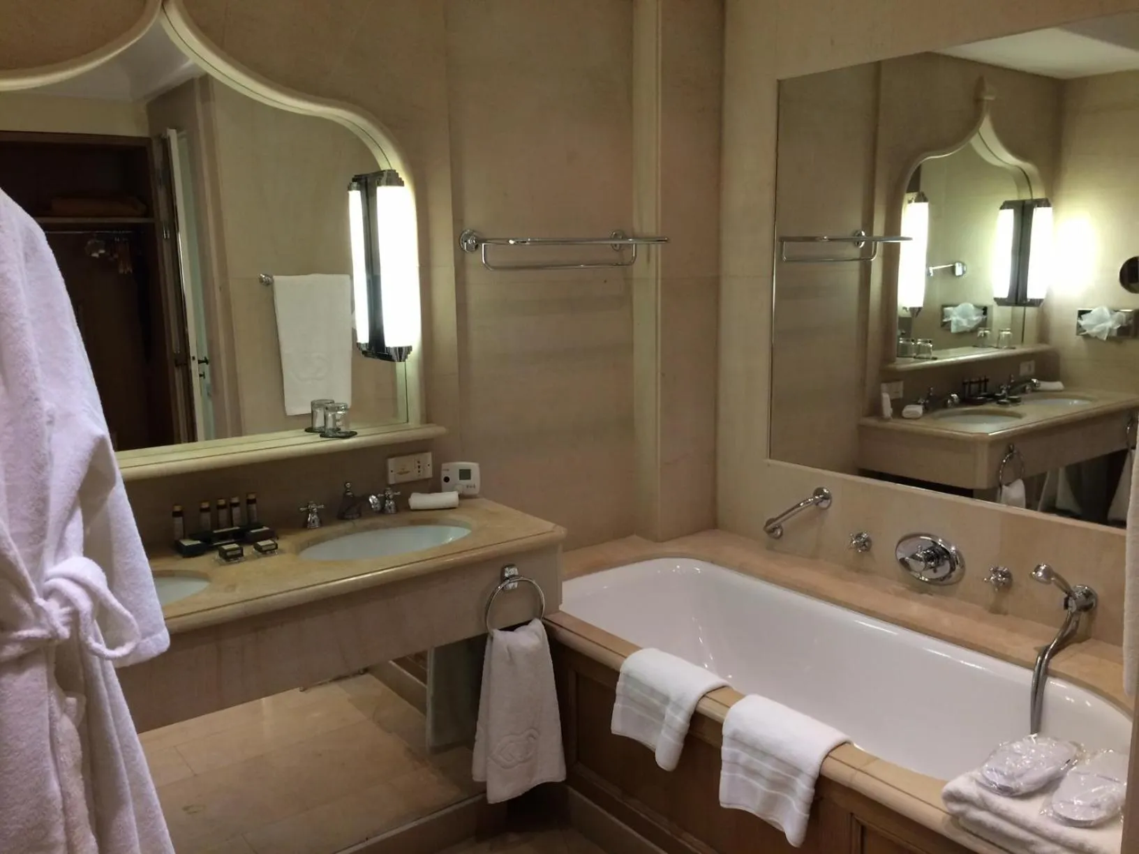 Bathroom in Hotel de la Cité Carcassonne - MGallery Collection