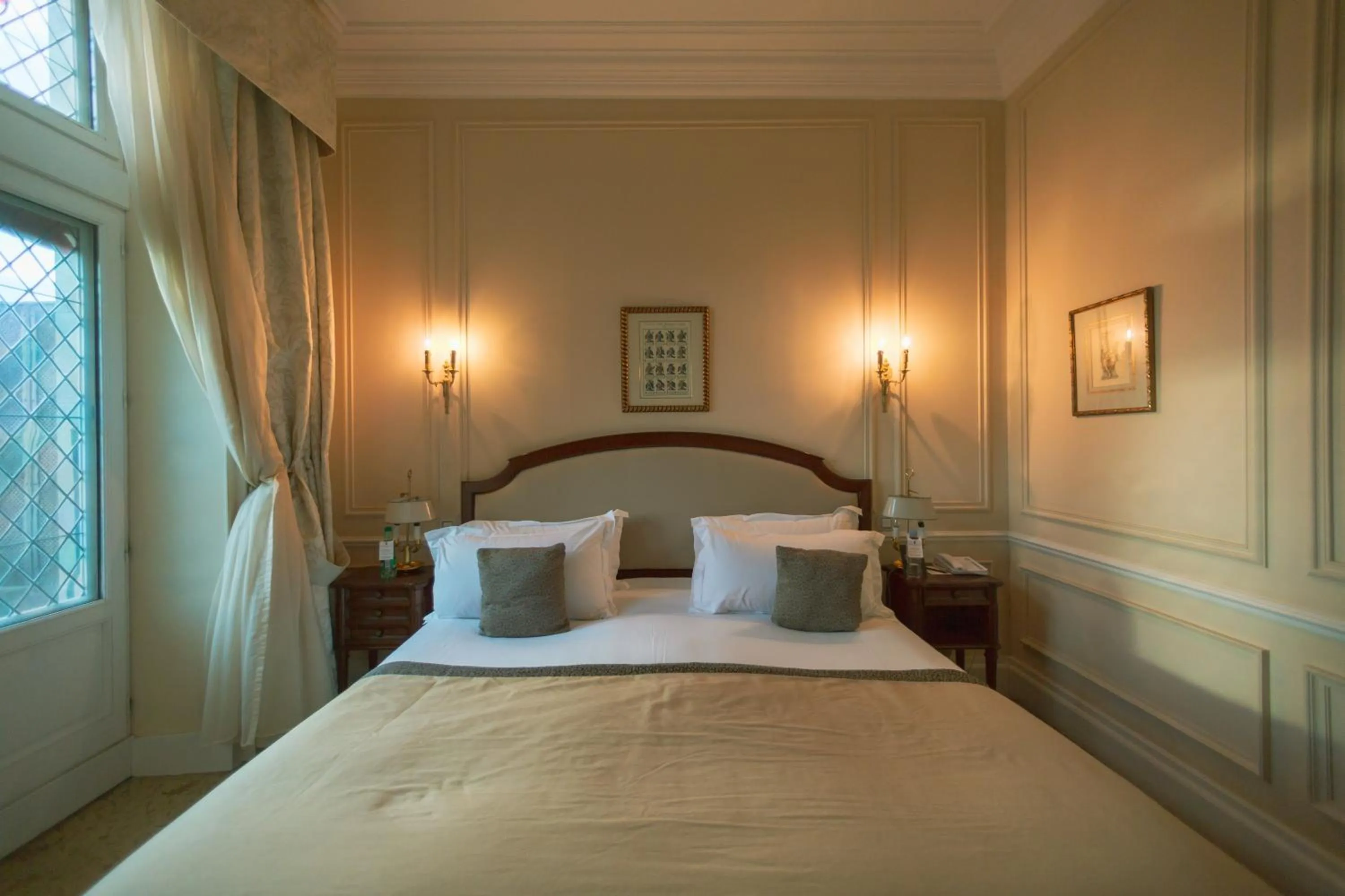 Bedroom, Bed in Hotel de la Cité Carcassonne - MGallery Collection