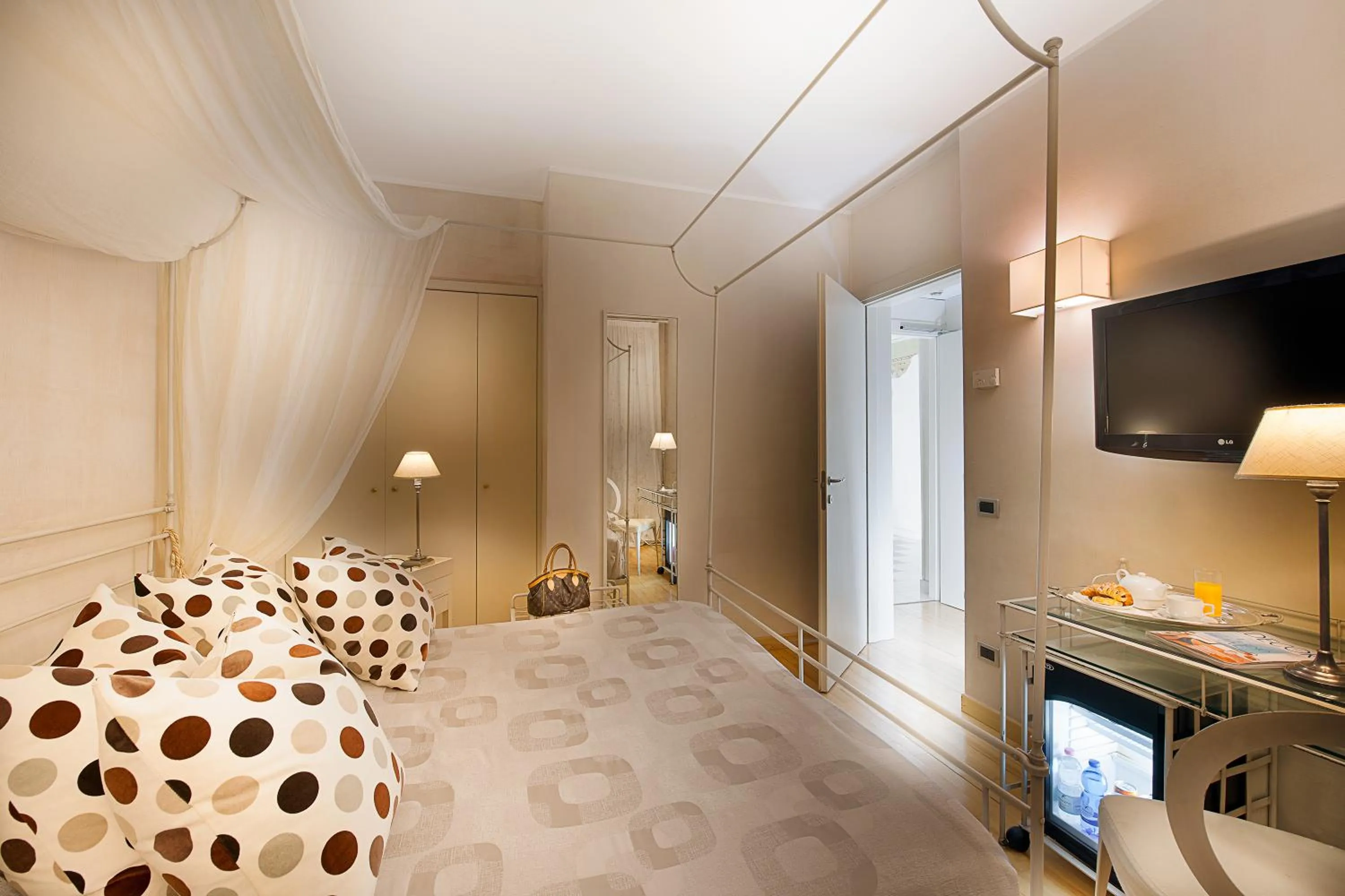 TV and multimedia, Bed in Hotel Mastino