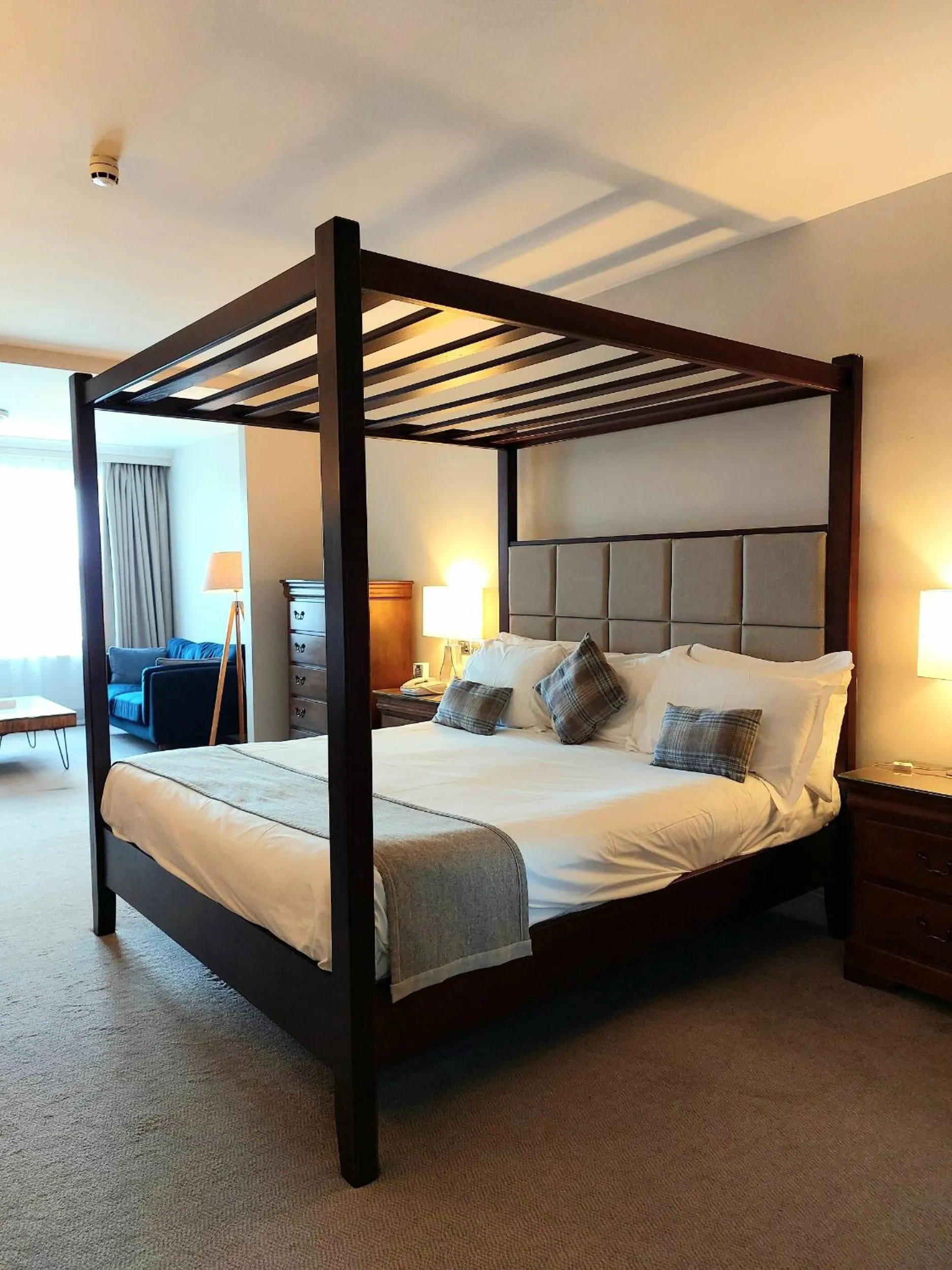 Bed in Menlo Park Hotel