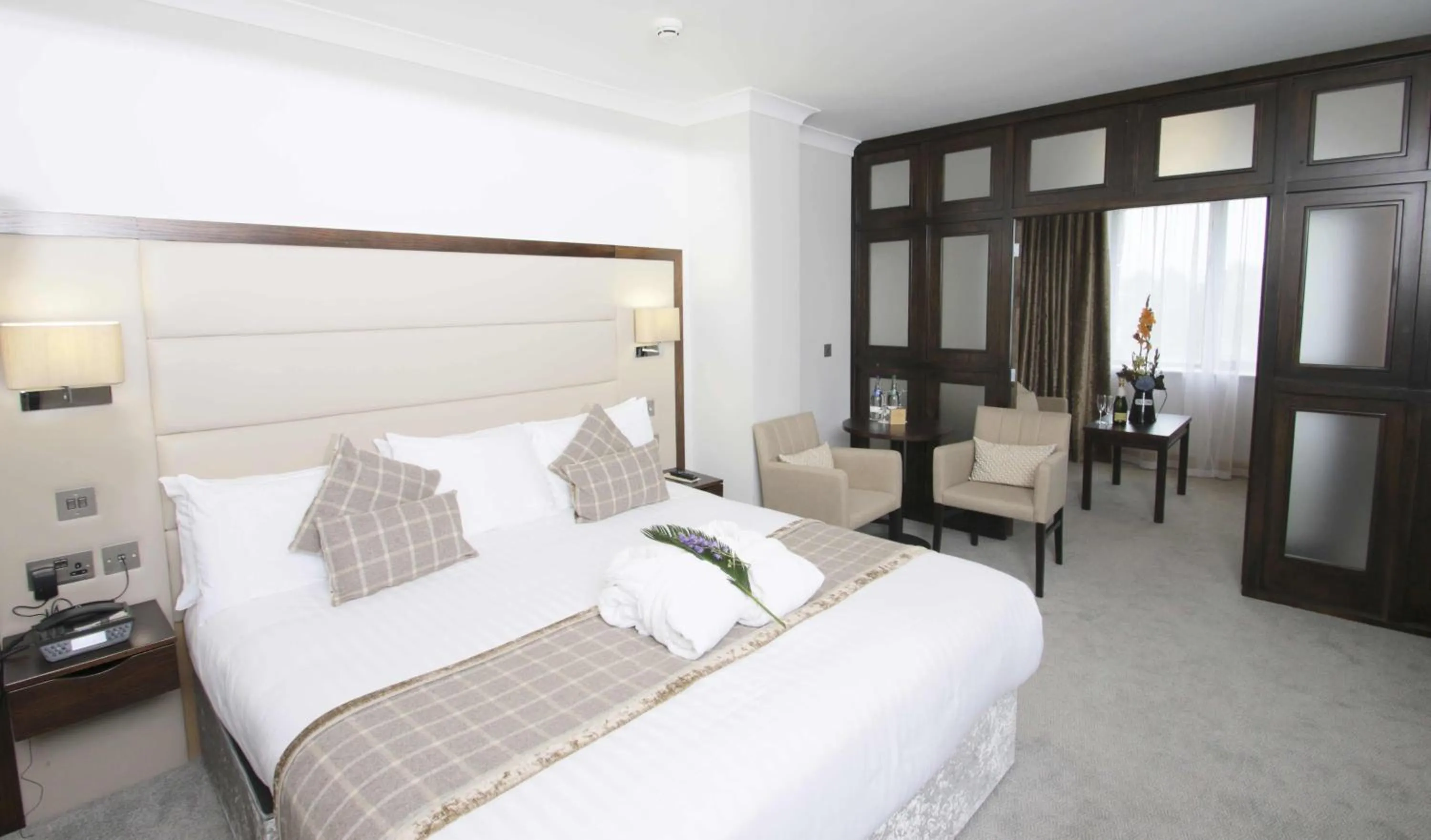 Bed in Menlo Park Hotel