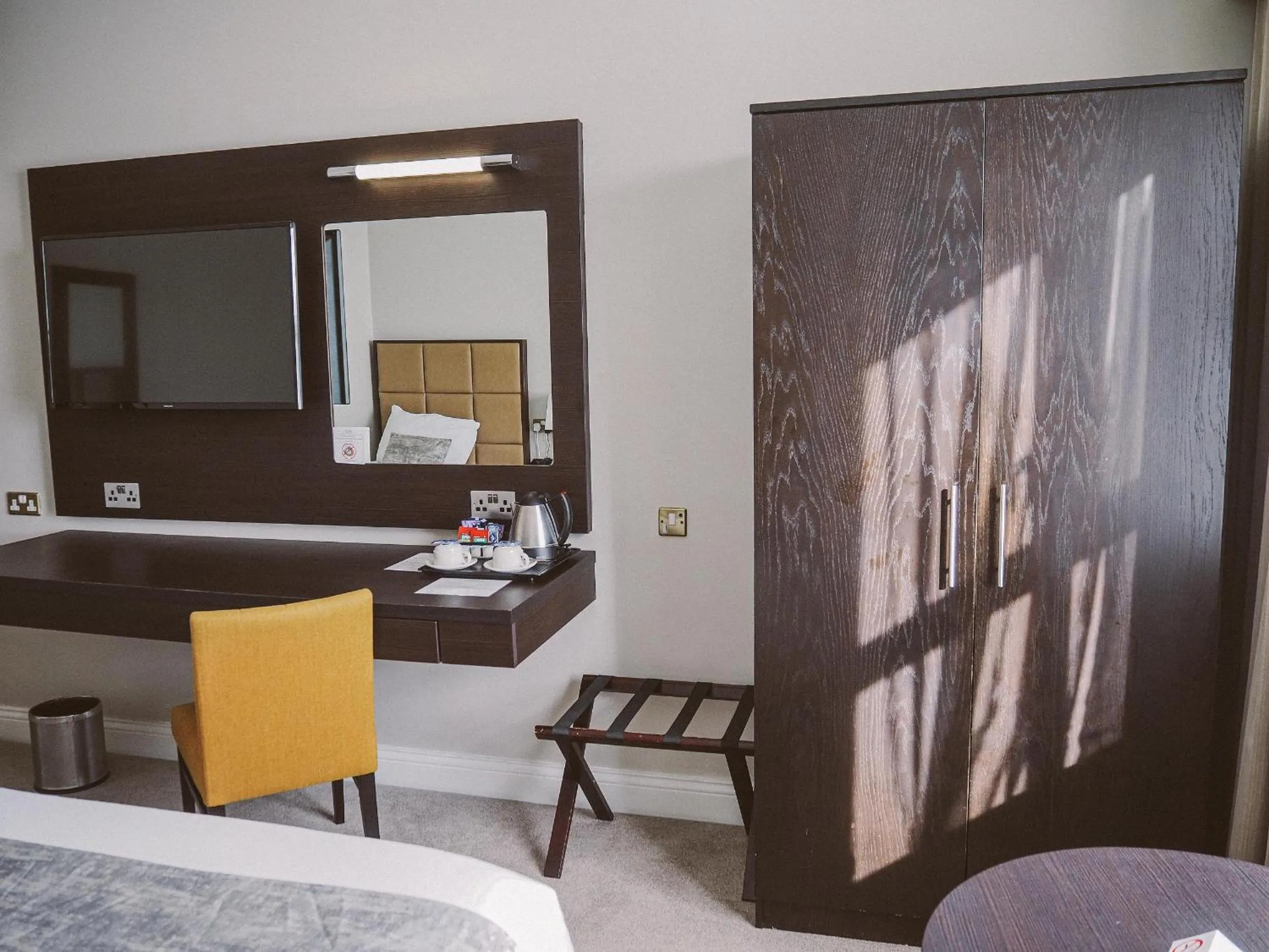 Bedroom, Bed in Menlo Park Hotel