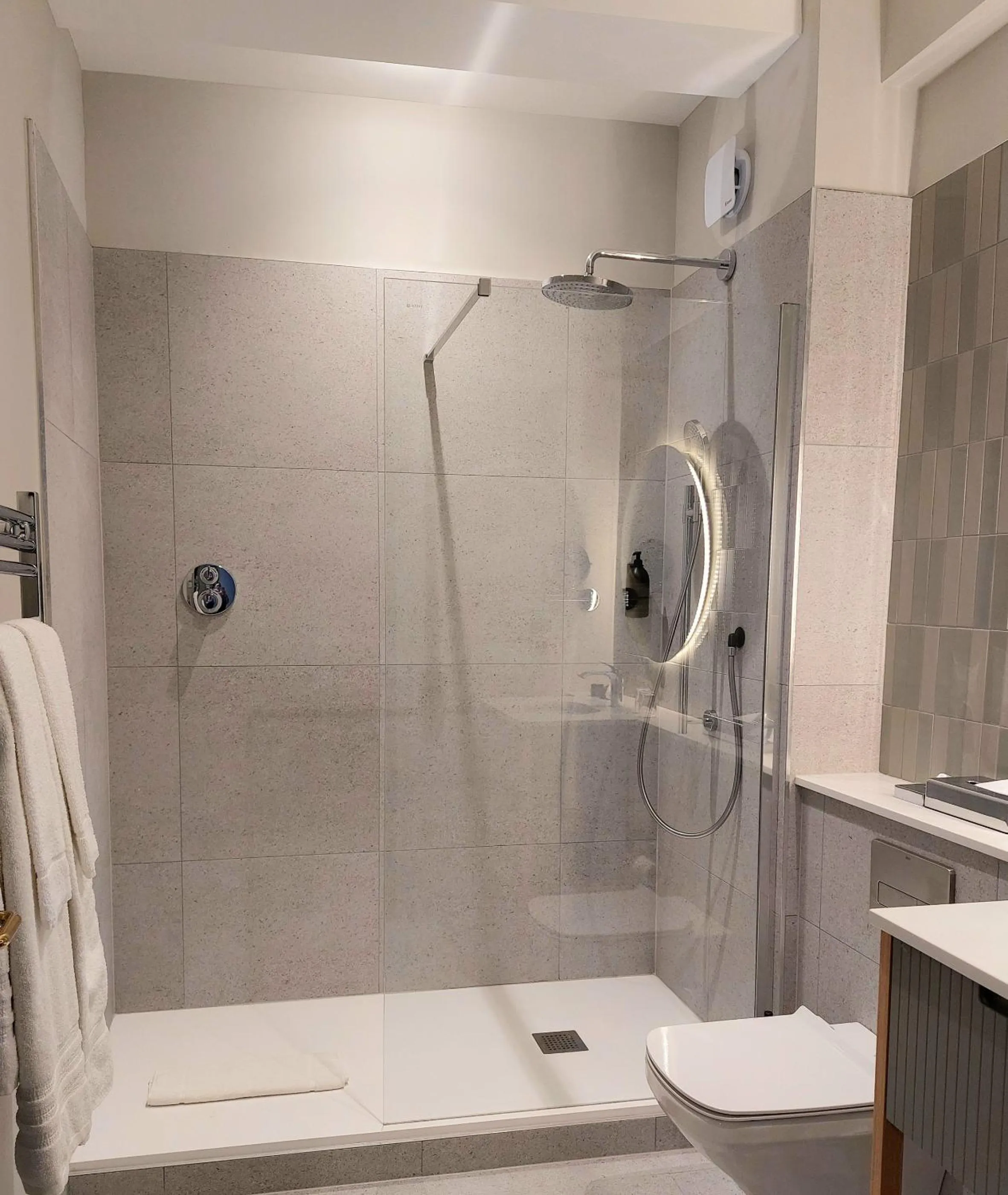 Shower in Menlo Park Hotel