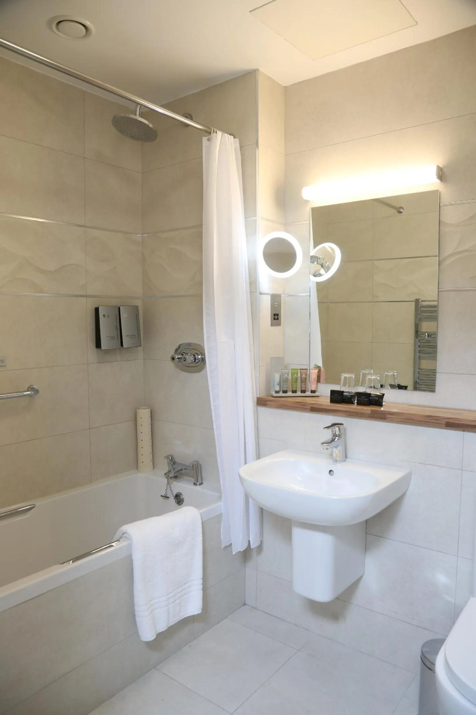 Shower in Menlo Park Hotel