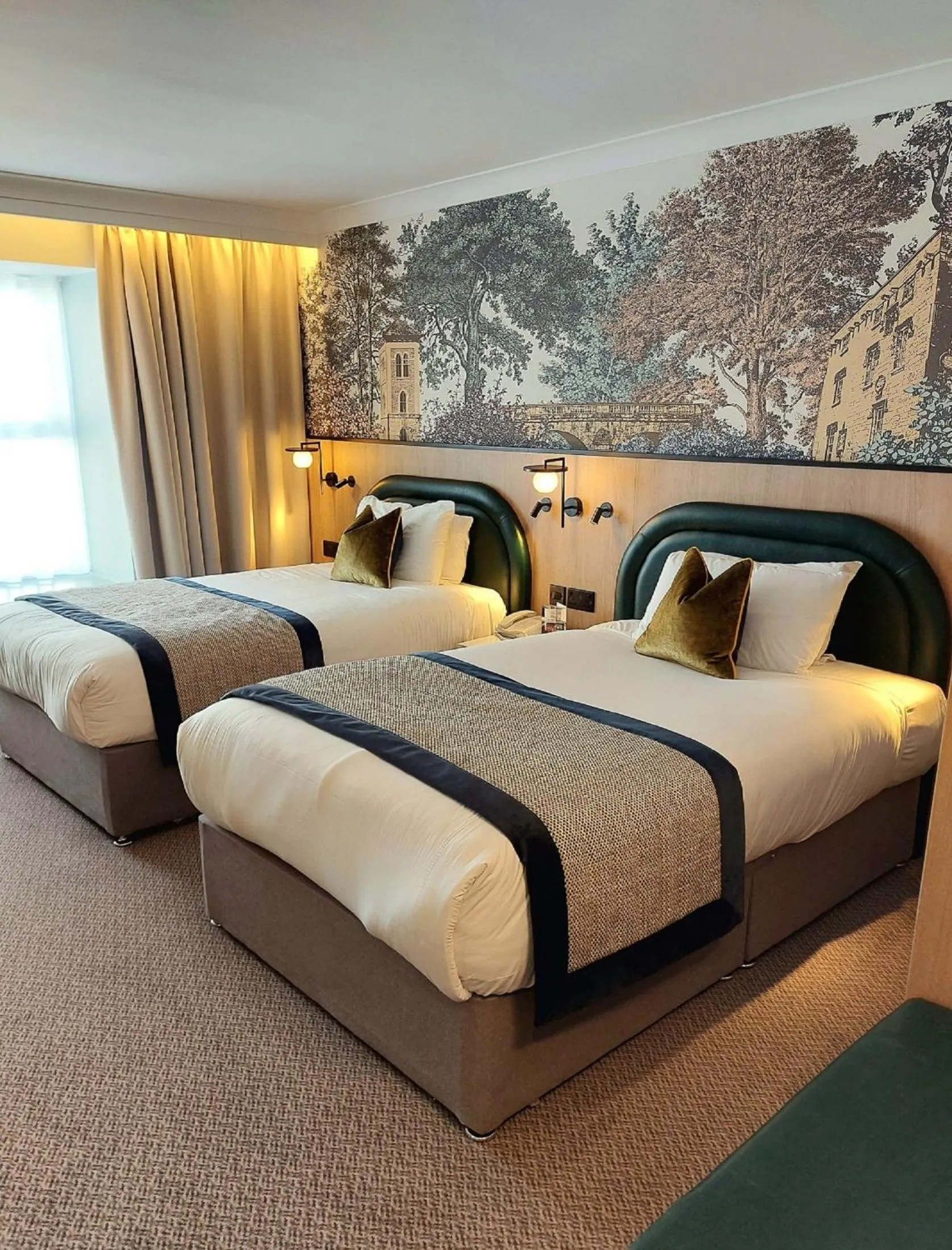 Bed in Menlo Park Hotel