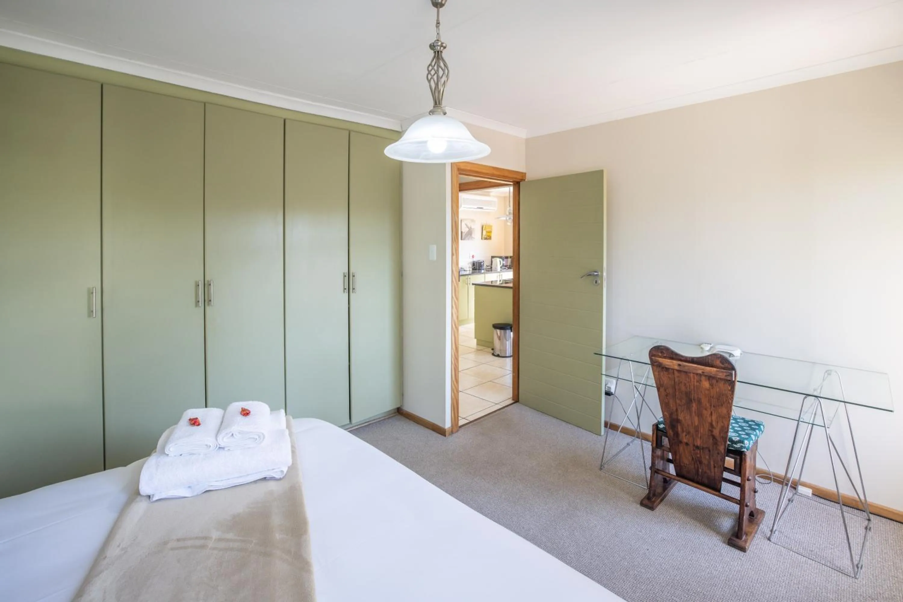 Bedroom, Bed in 1-on-Ross