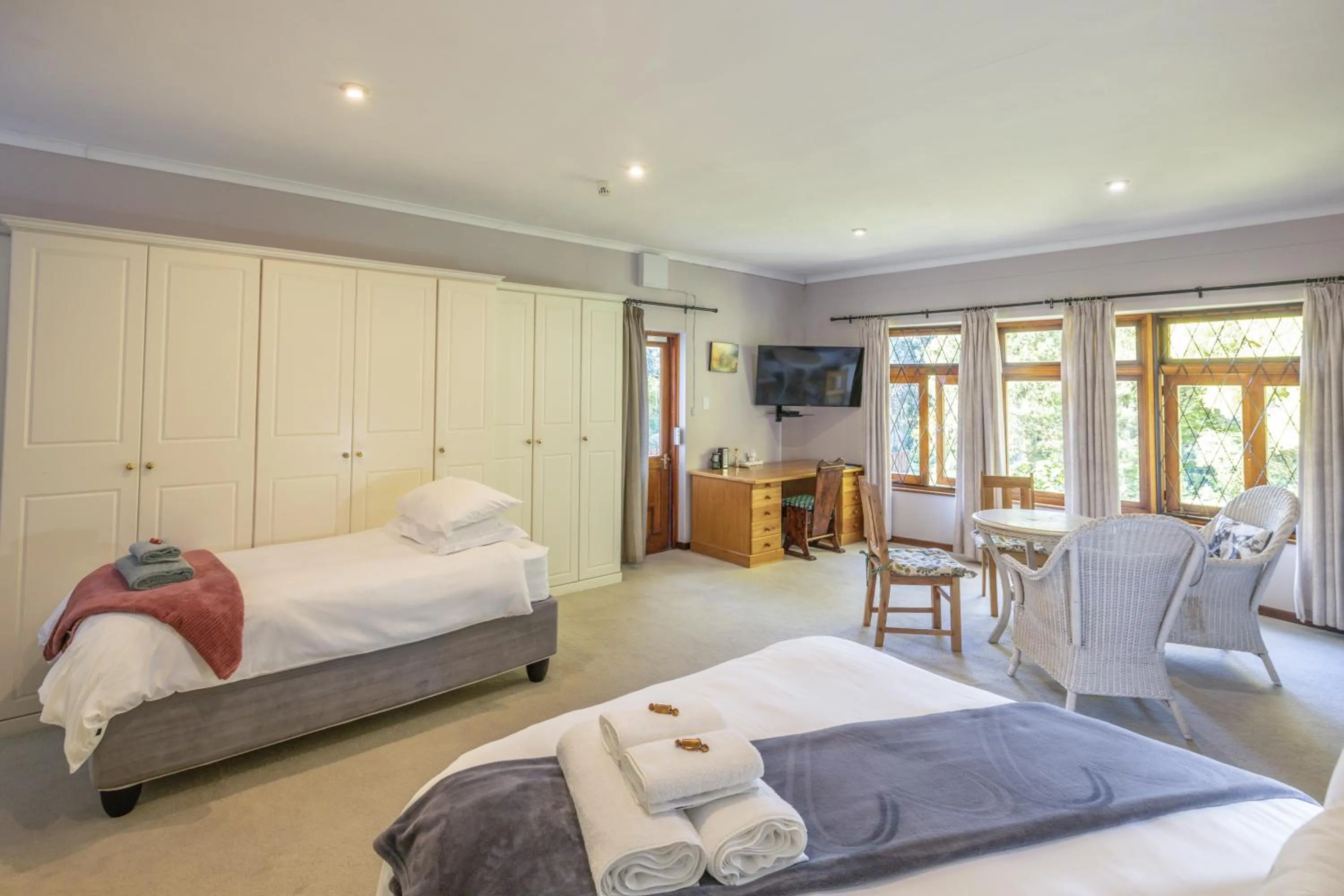 Photo of the whole room, Bed in 1-on-Ross