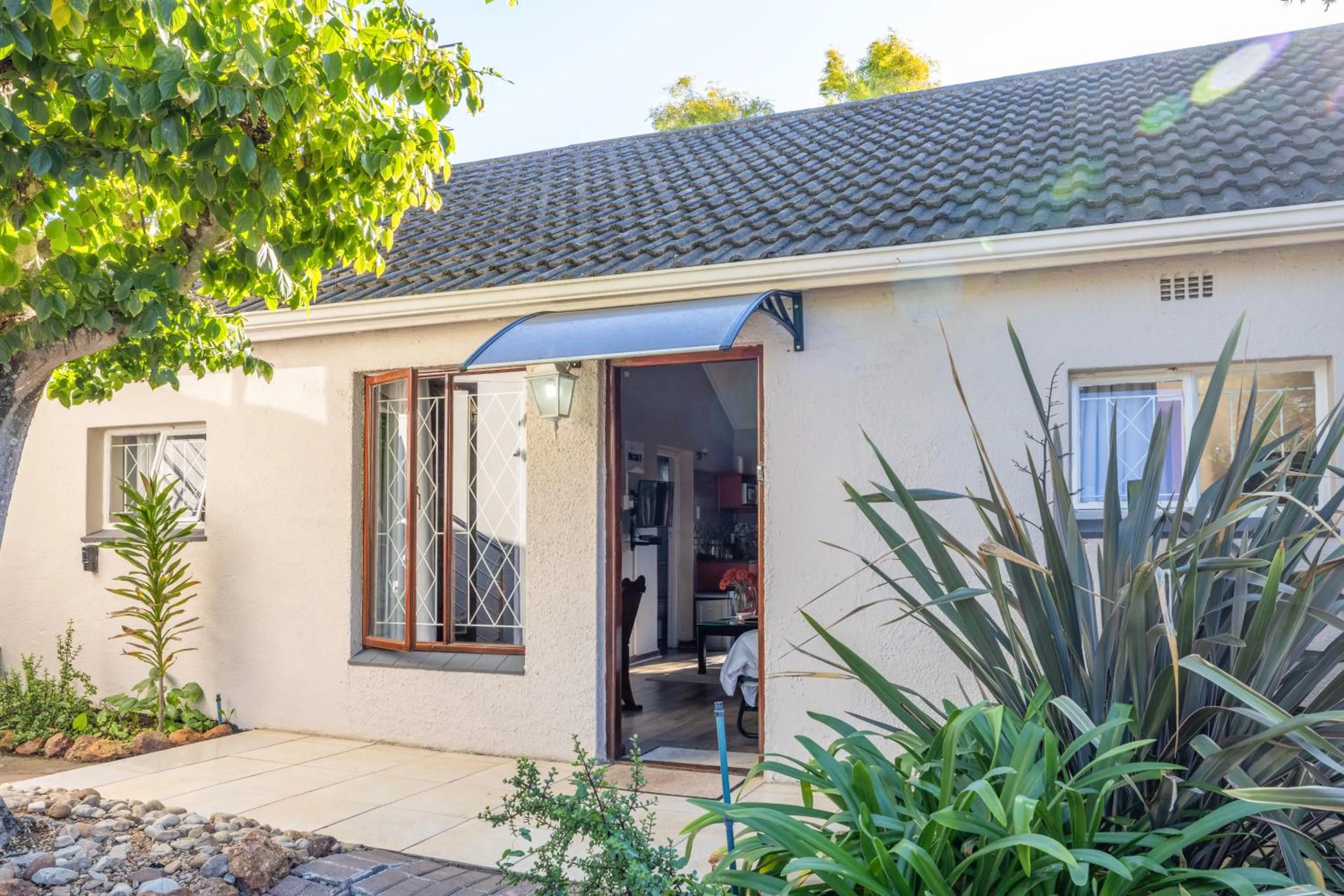 Facade/entrance in 1-on-Ross