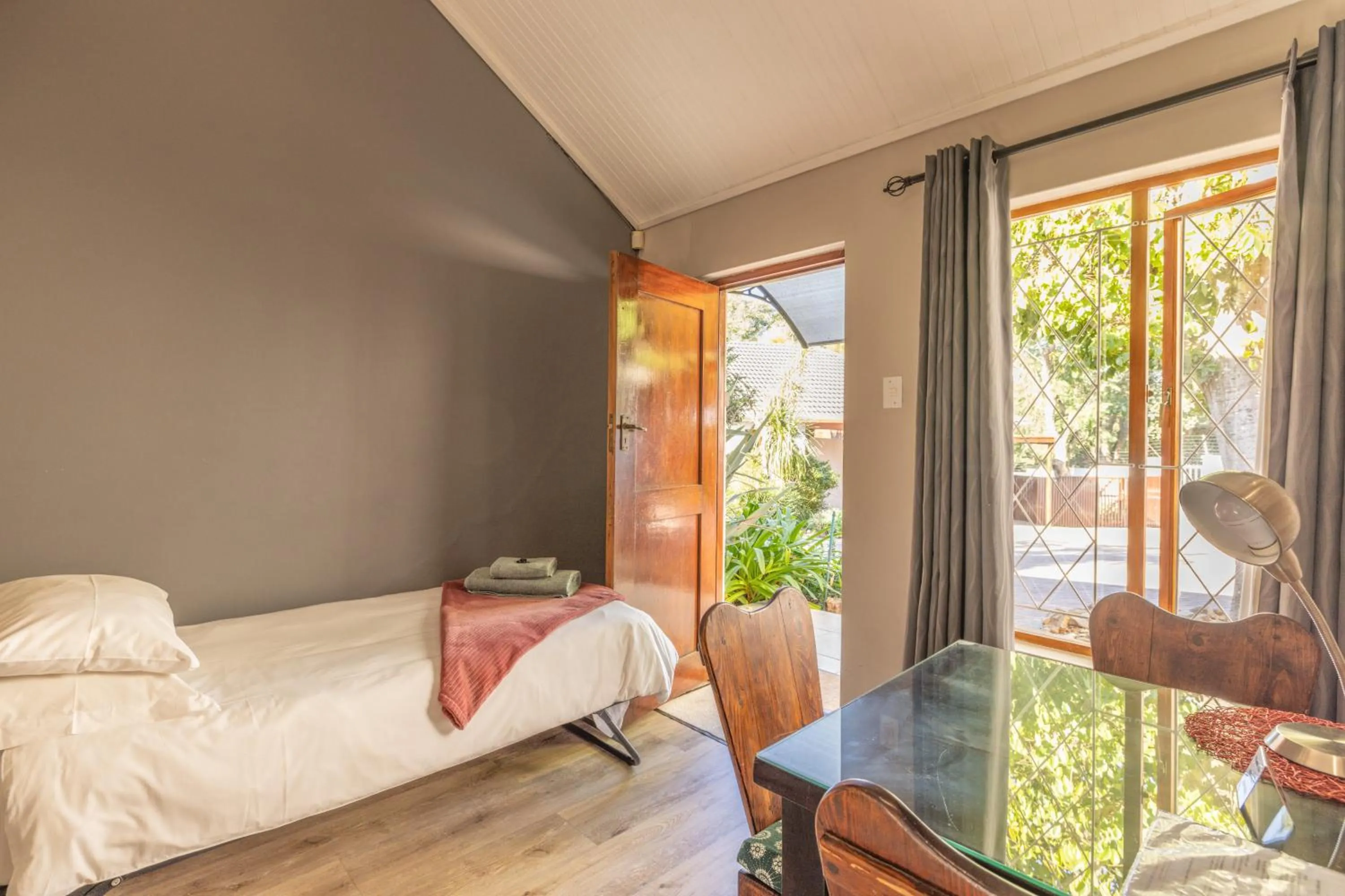 Living room, Bed in 1-on-Ross