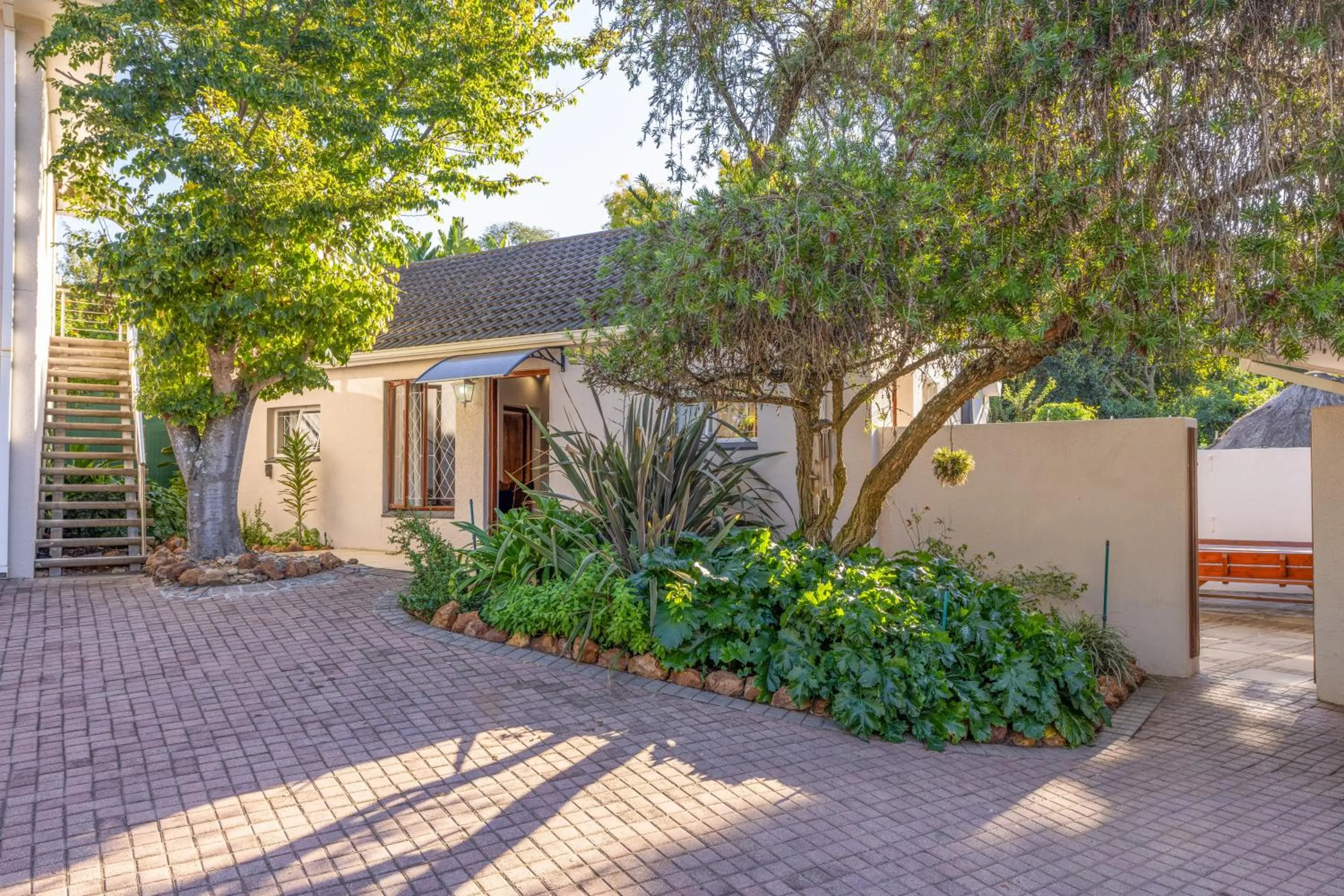 Facade/entrance in 1-on-Ross