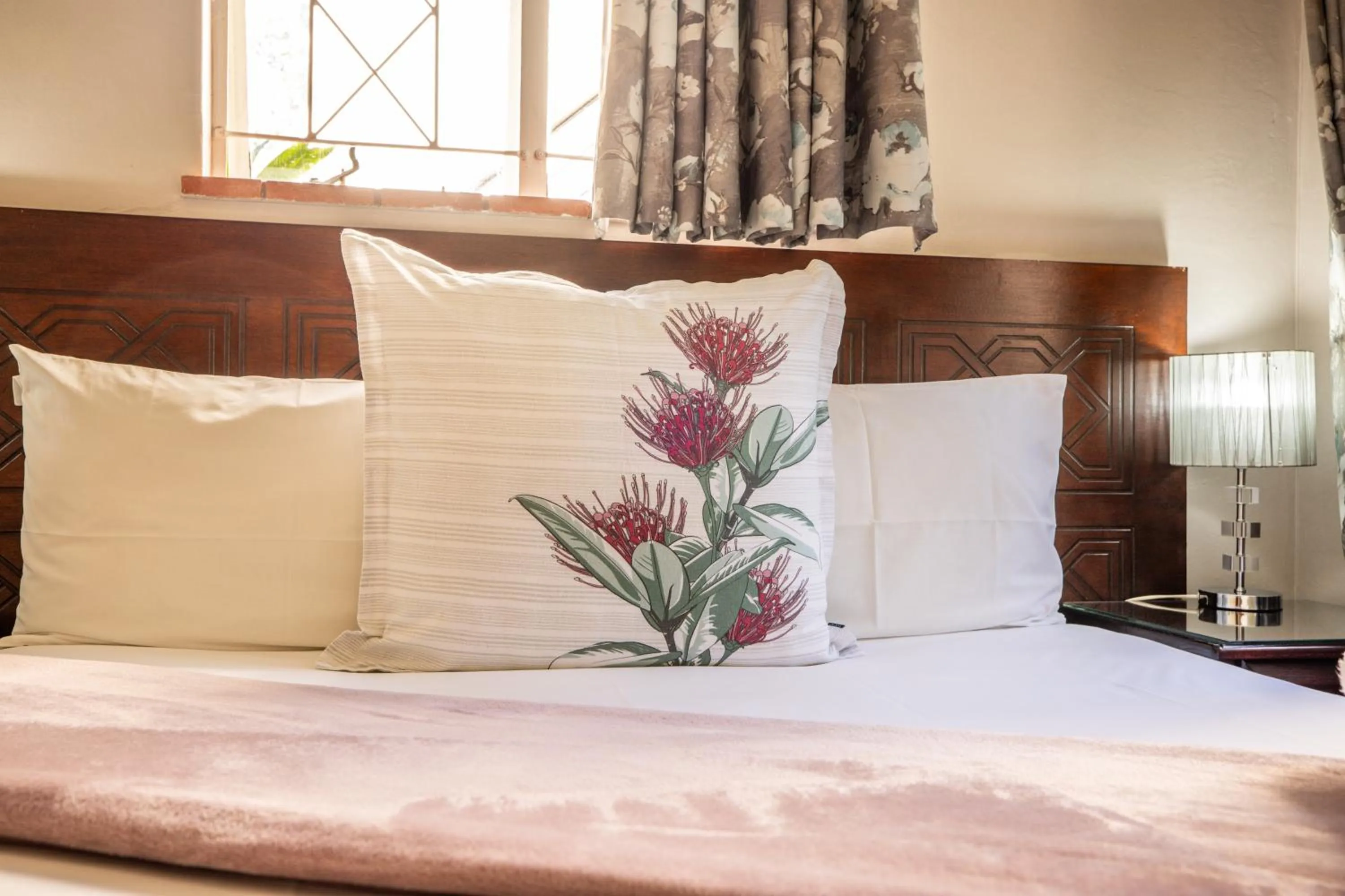 Bedroom, Bed in 1-on-Ross