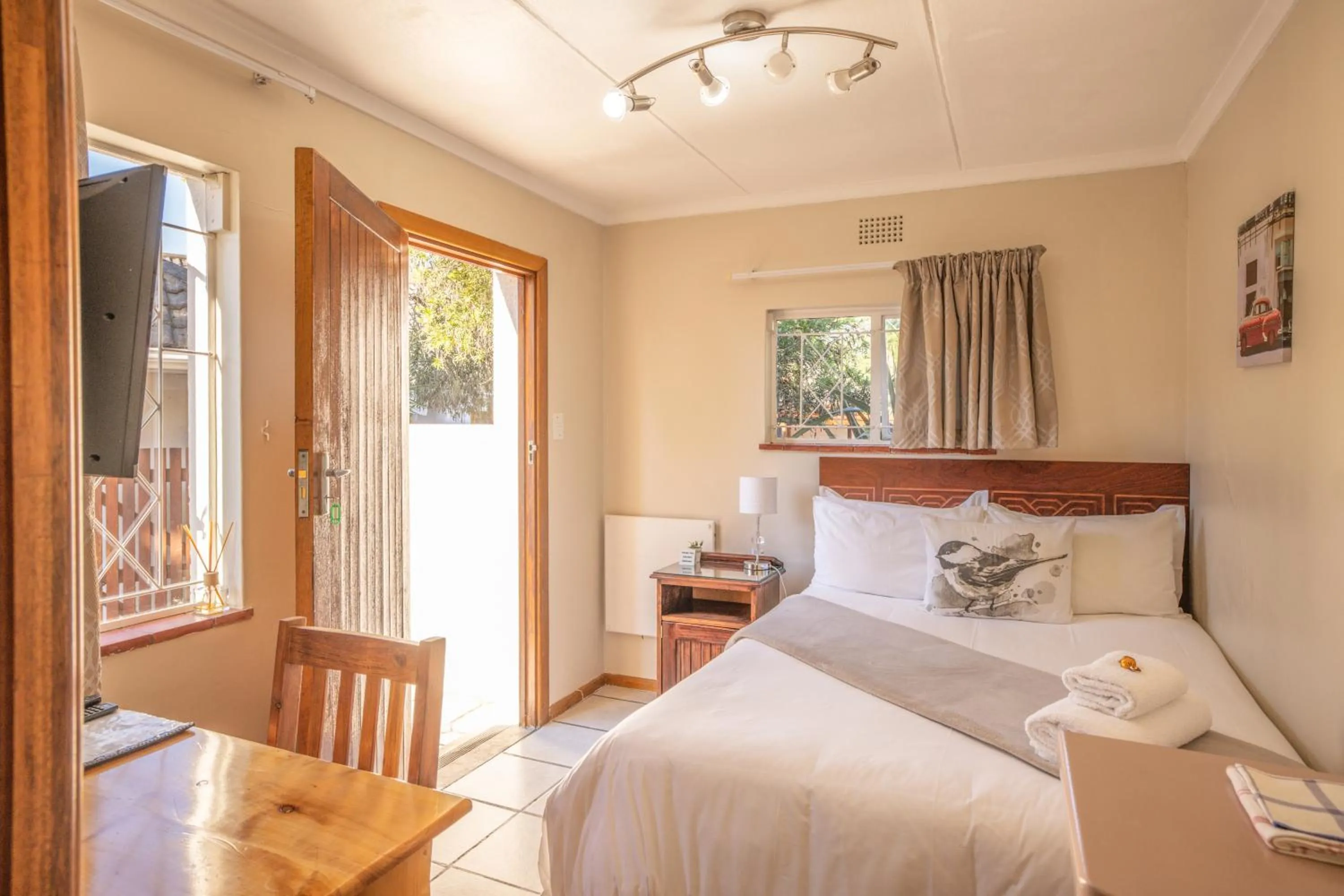 Photo of the whole room, Bed in 1-on-Ross