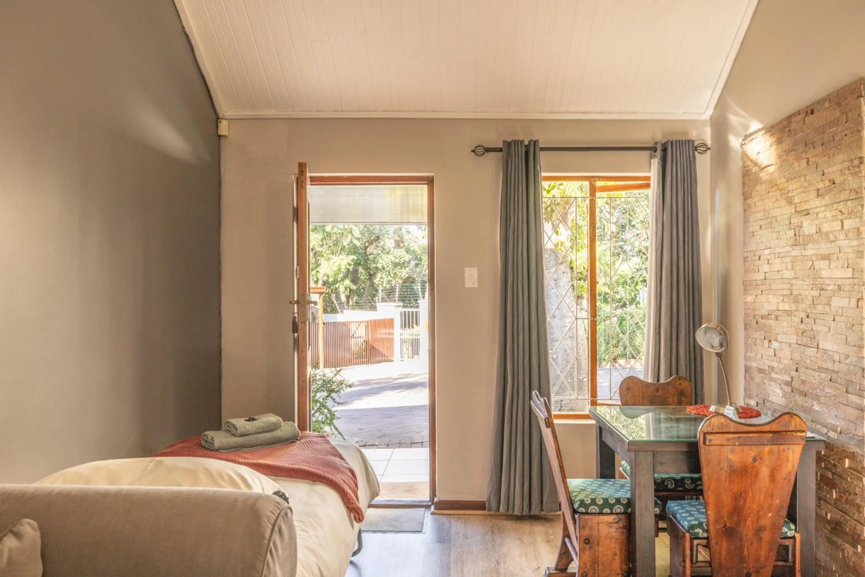 Living room, Bed in 1-on-Ross