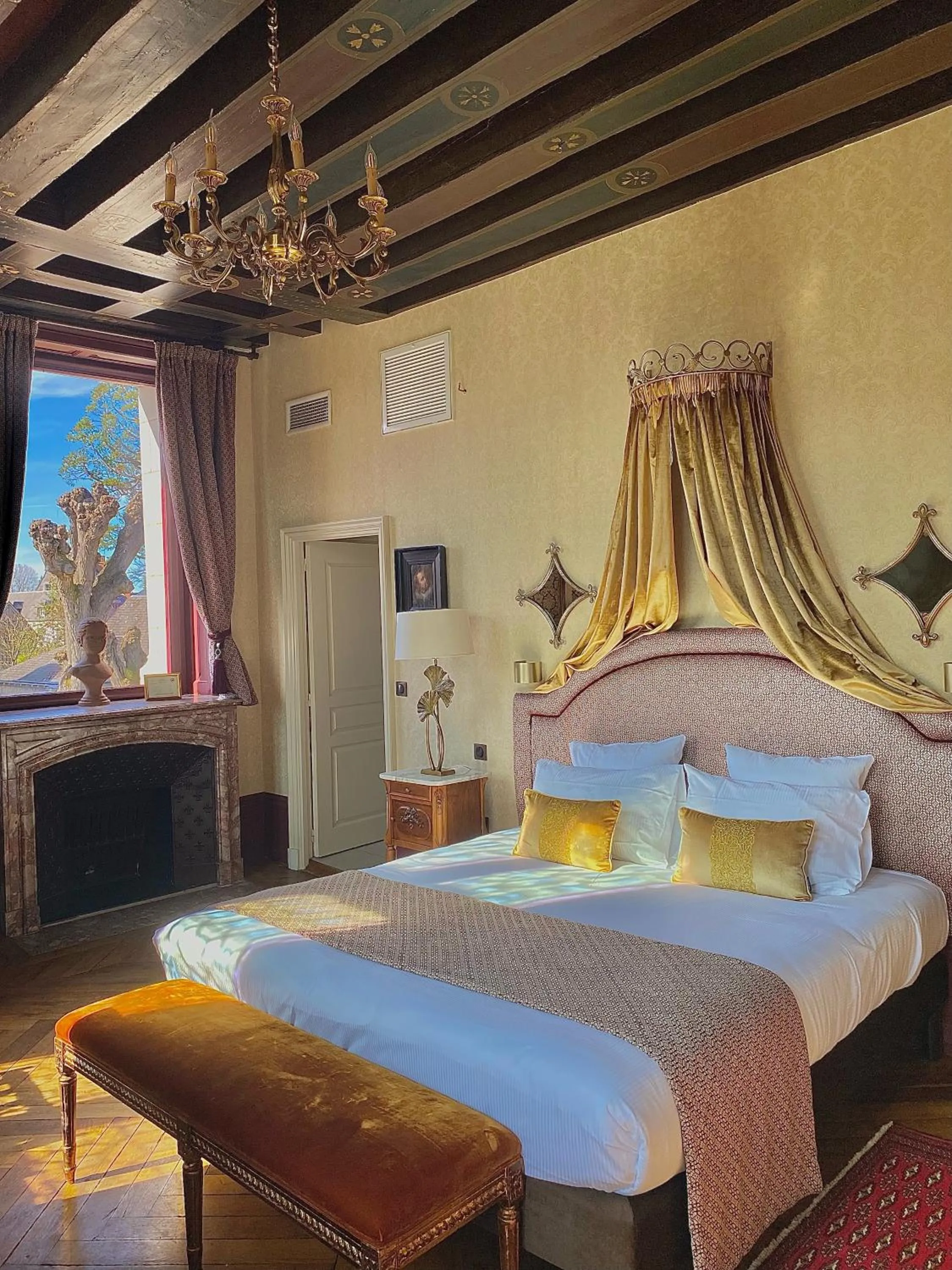 Photo of the whole room, Bed in Le Manoir Saint Thomas