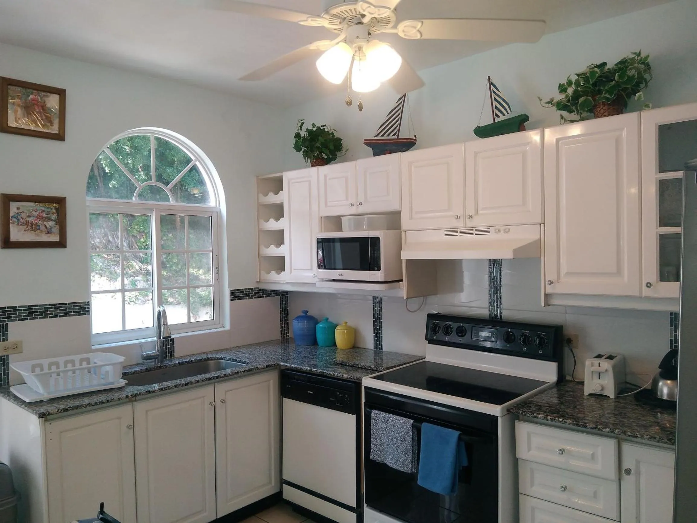 Kitchen or kitchenette in Blue Topaz