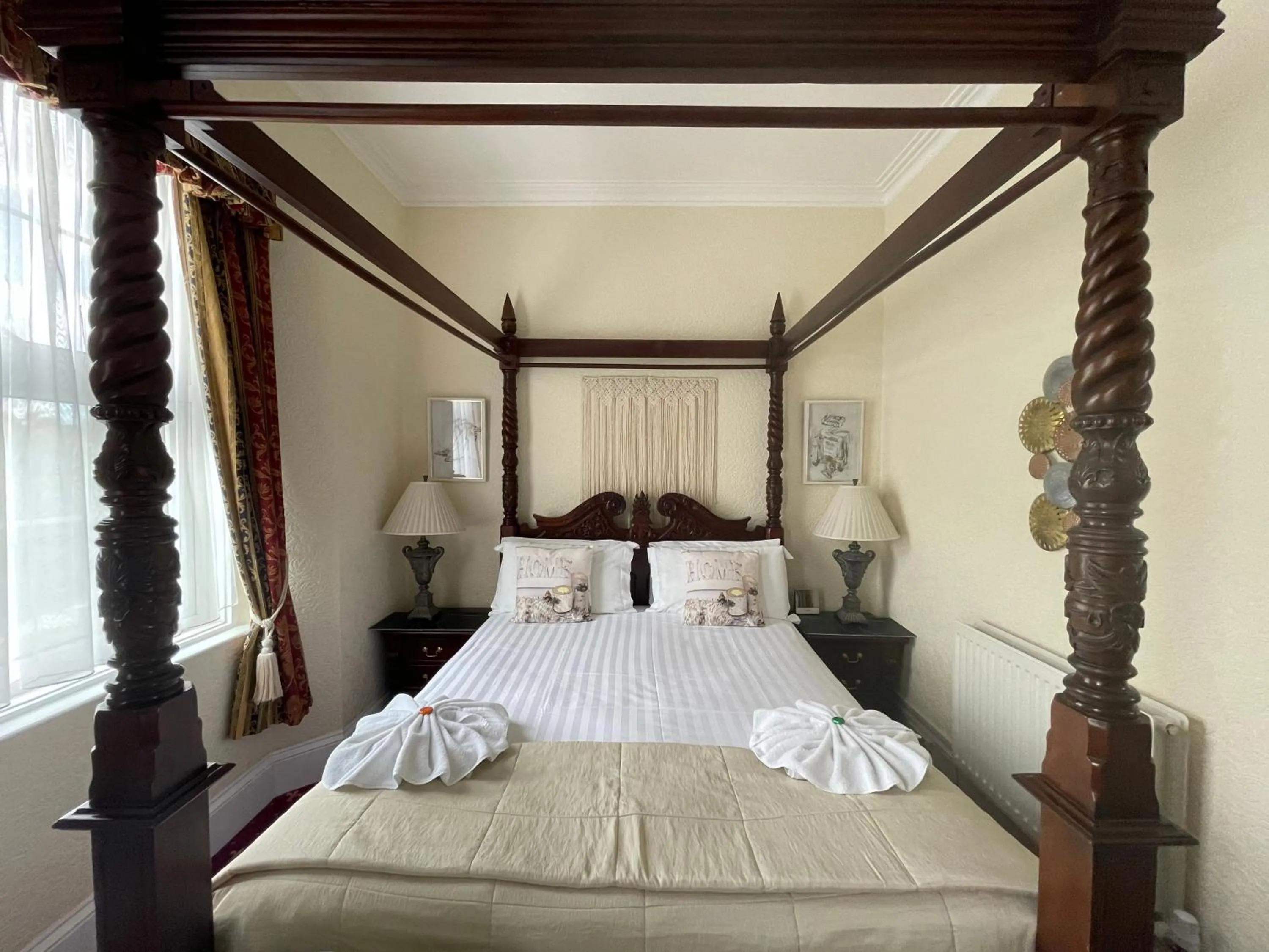 Four Poster Room in The Southbourne Villa