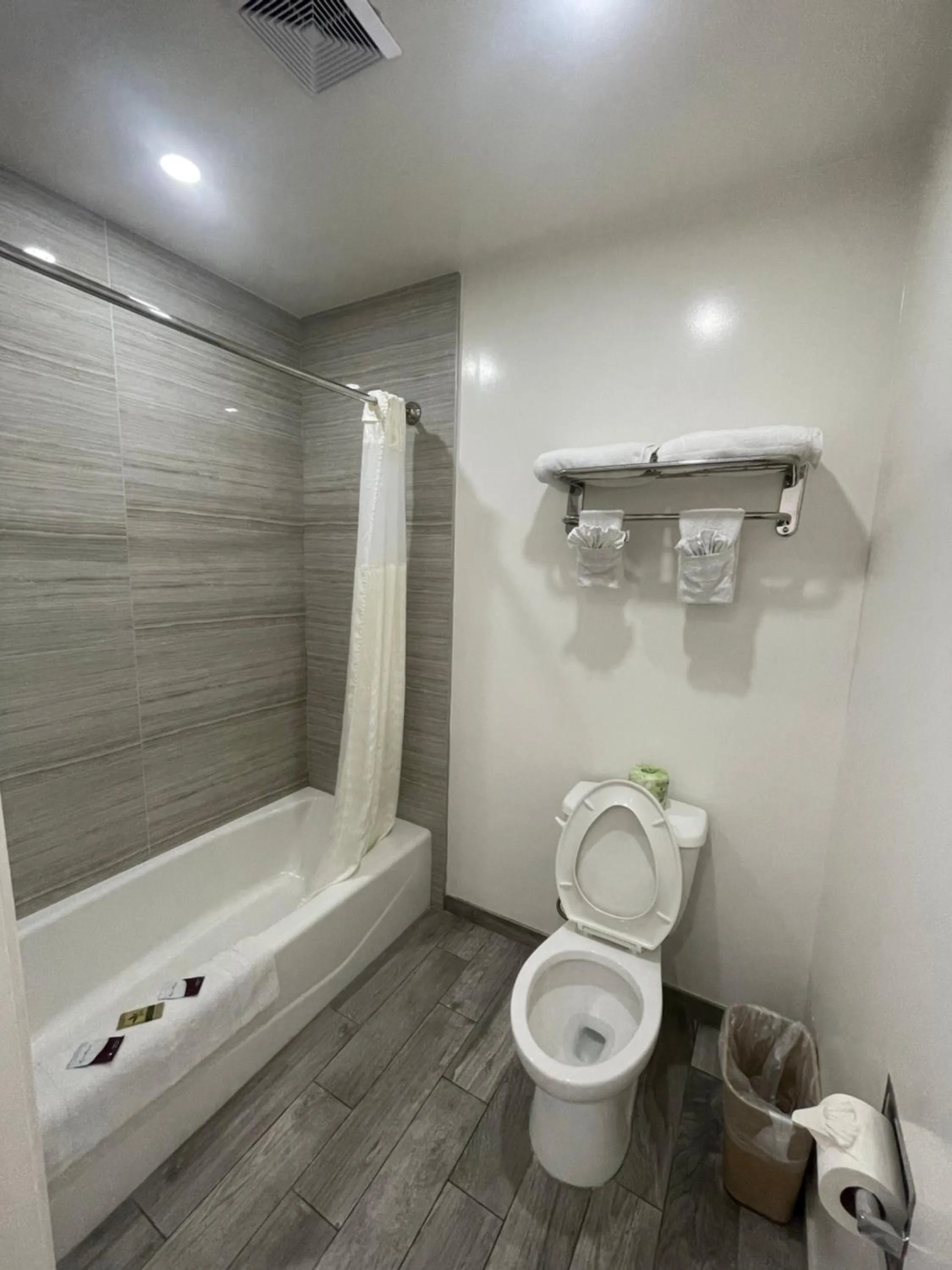 Bathroom in Newport Bay Inn