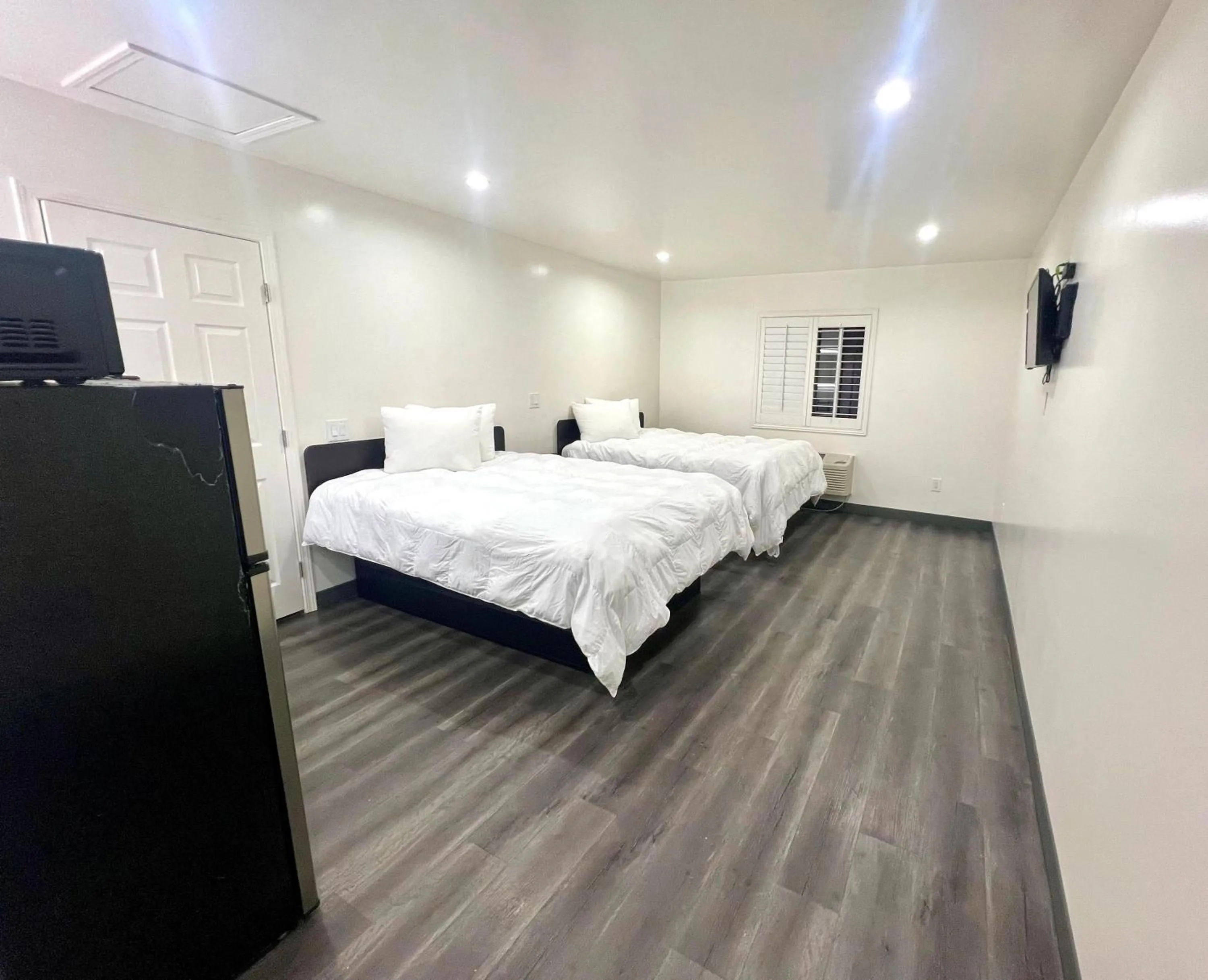 Photo of the whole room, Bed in Newport Bay Inn