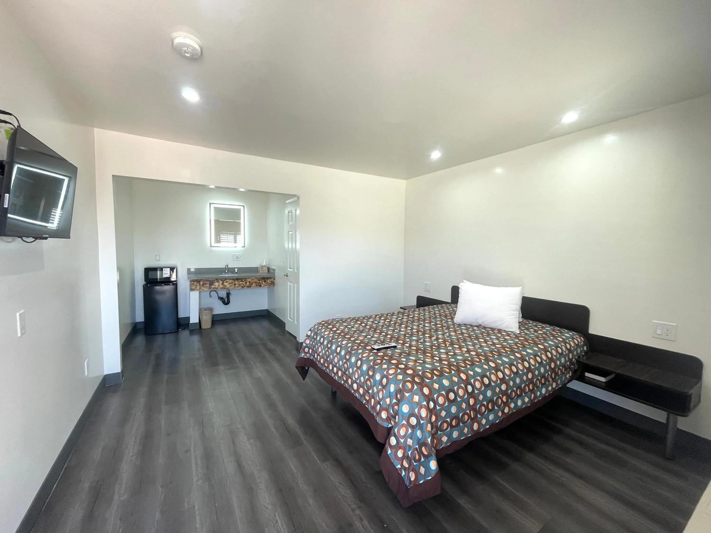 Photo of the whole room, Bed in Newport Bay Inn