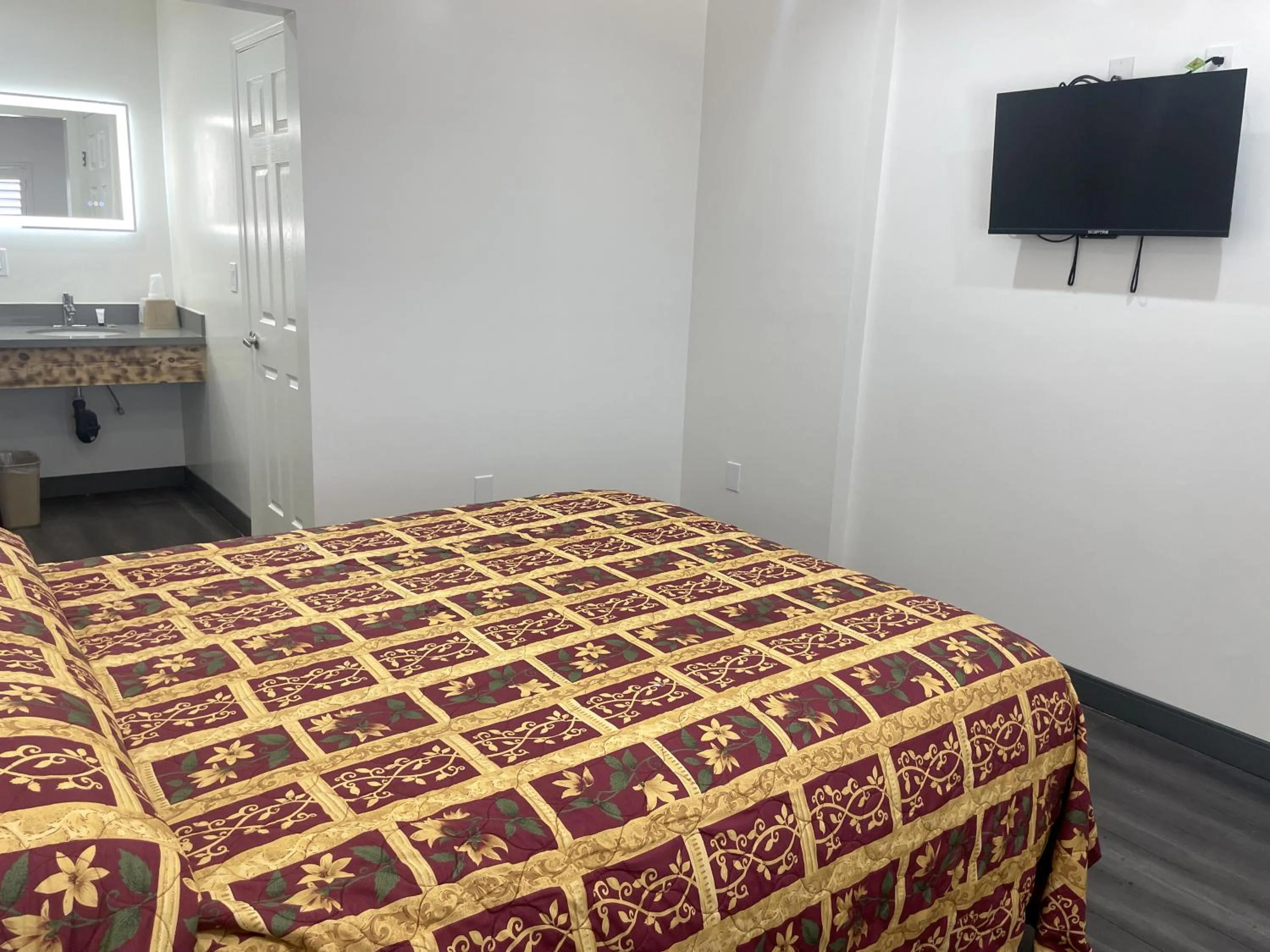 Bed in Newport Bay Inn