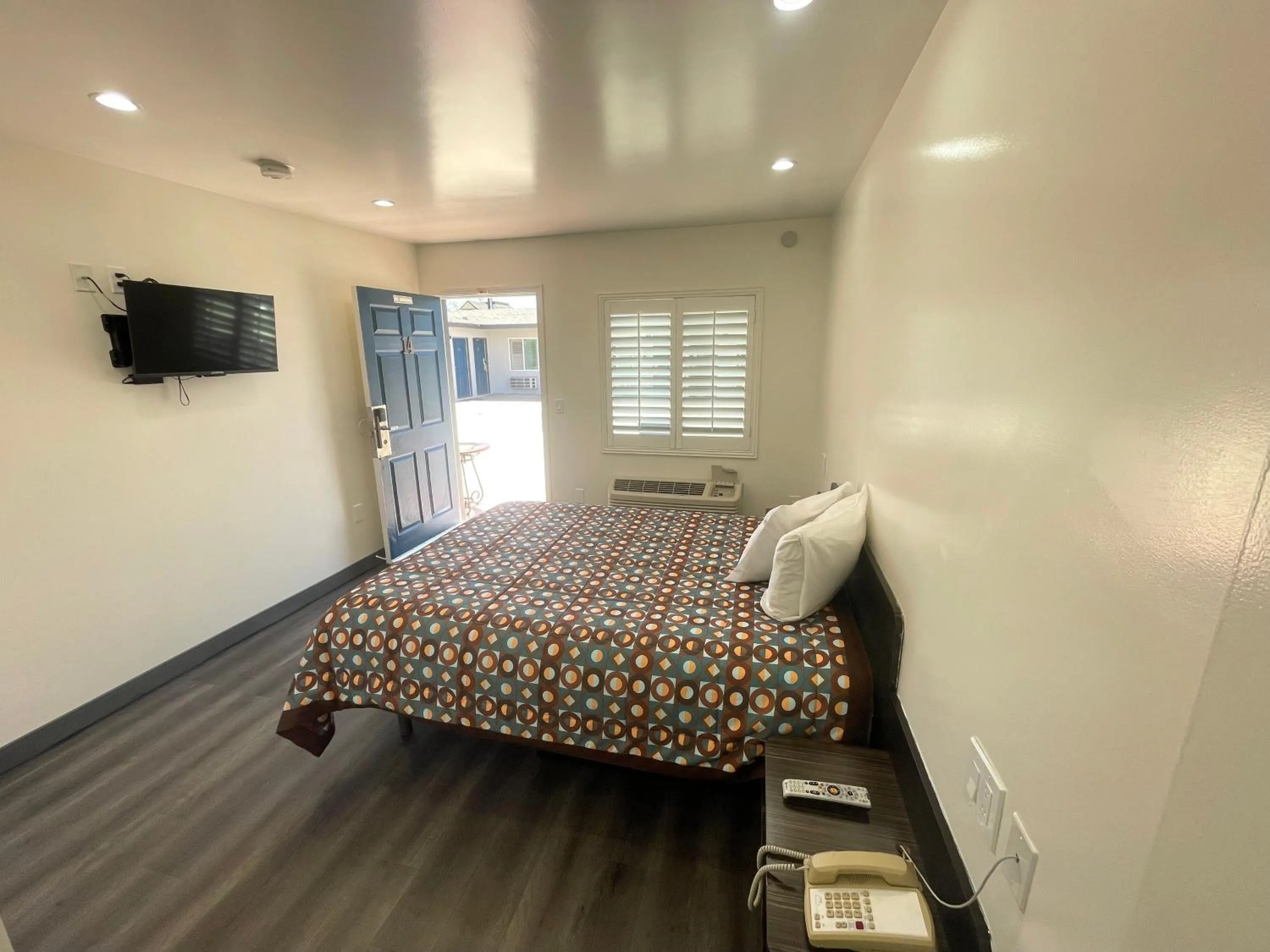 Bed in Newport Bay Inn