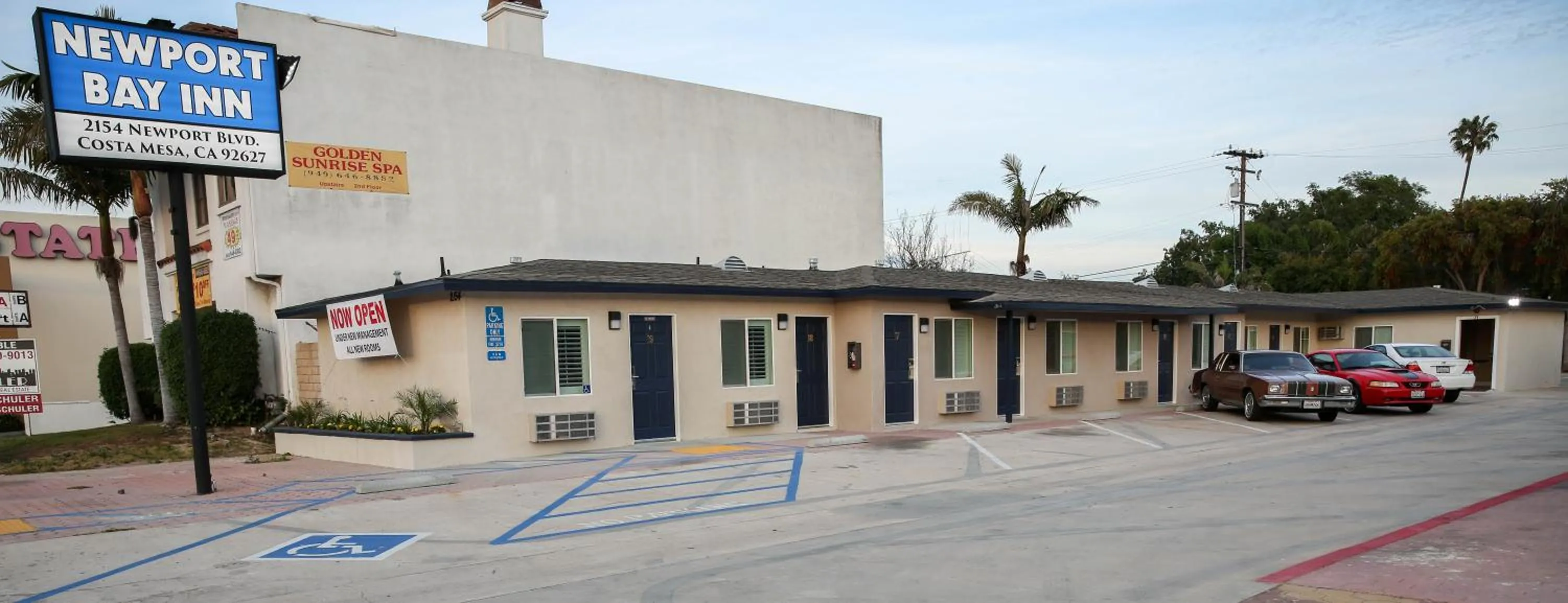 Facade/entrance in Newport Bay Inn