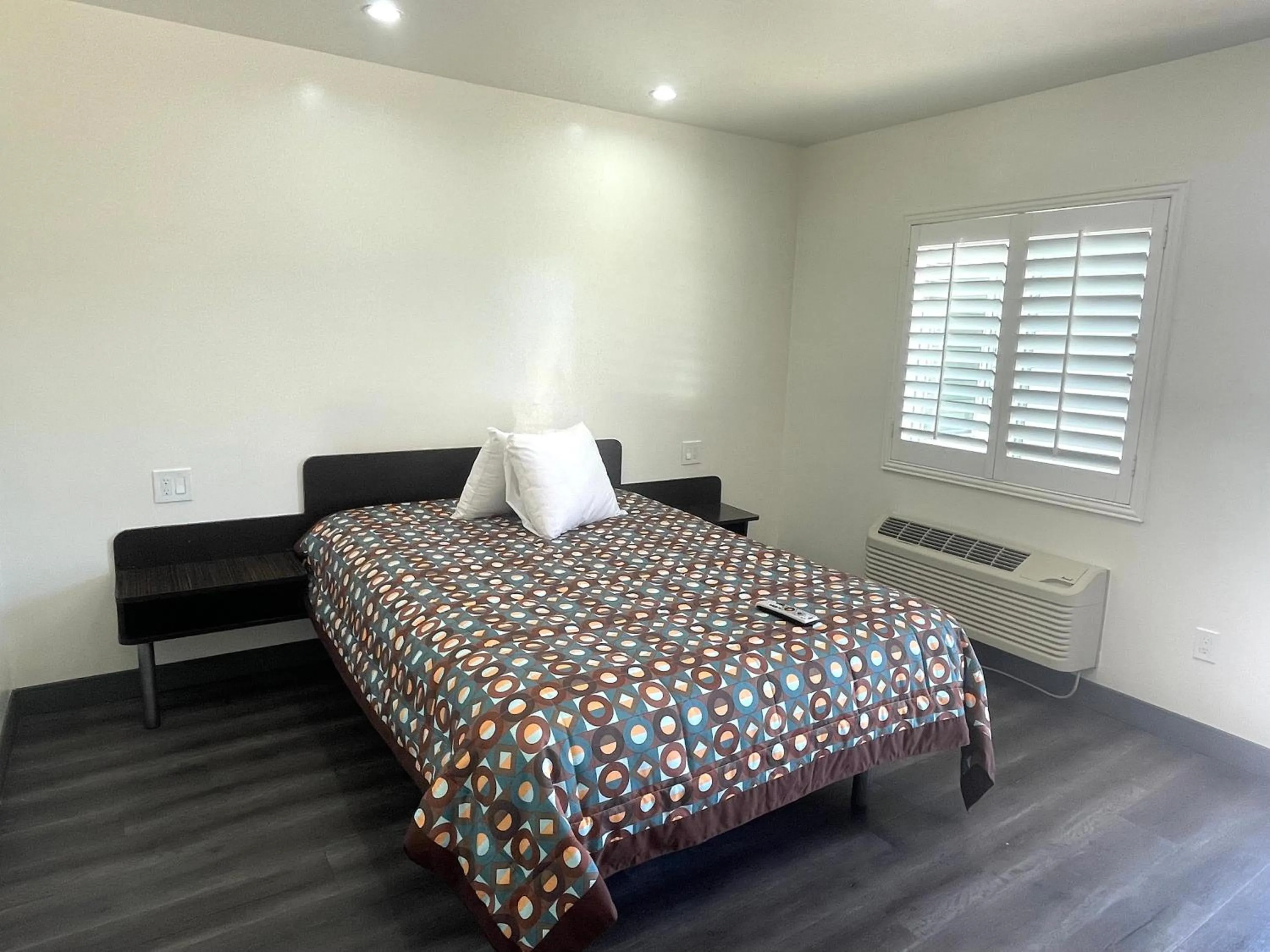 Bed in Newport Bay Inn