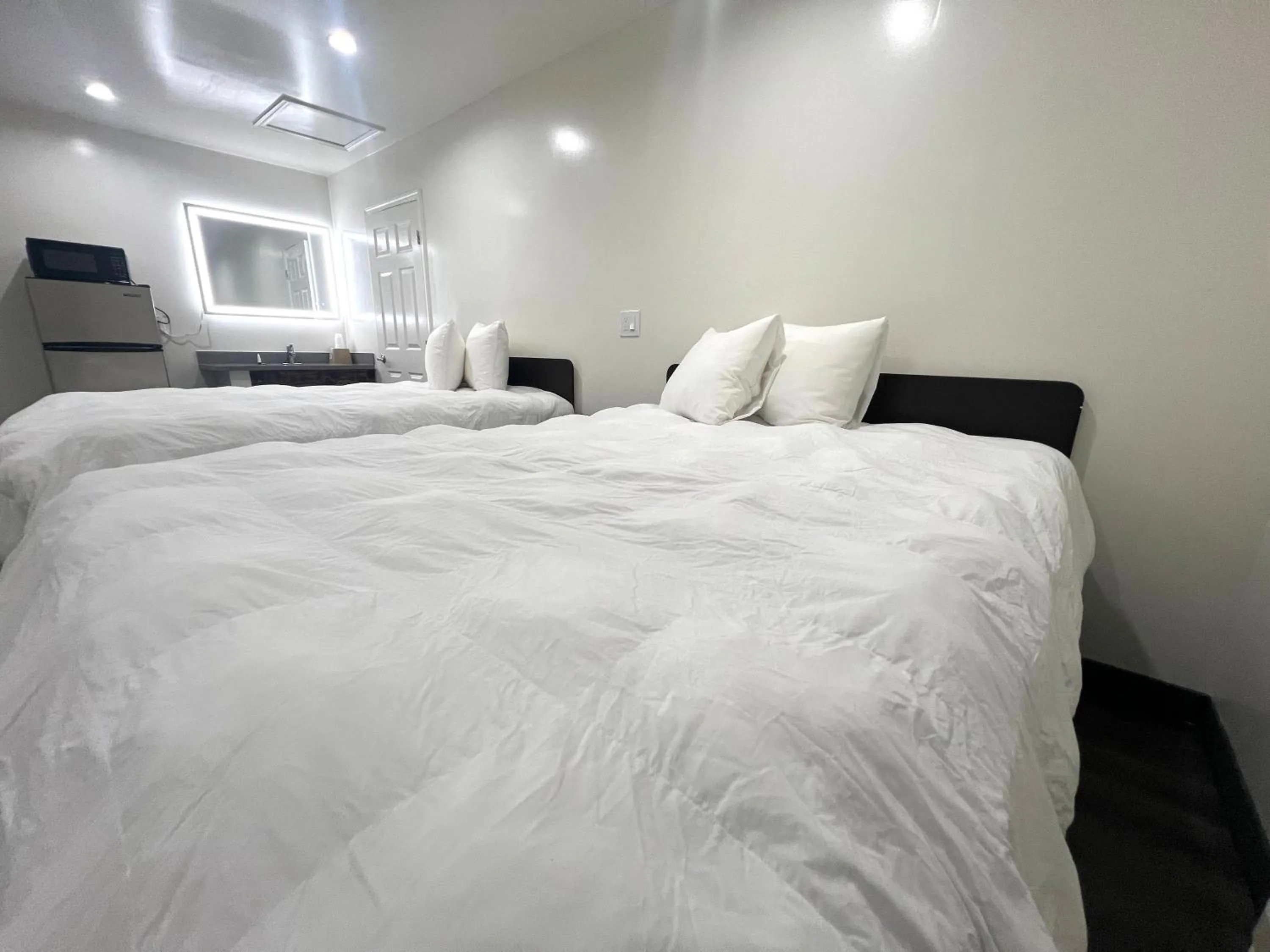 Bed in Newport Bay Inn