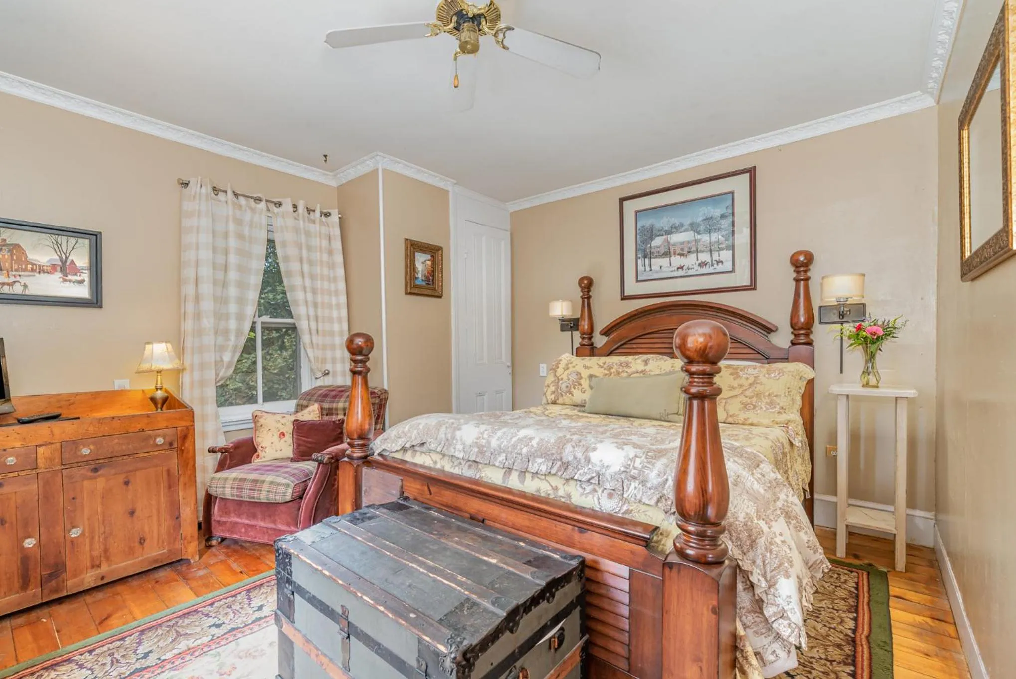 Bed in Fallen Tree Farm Bed and Breakfast