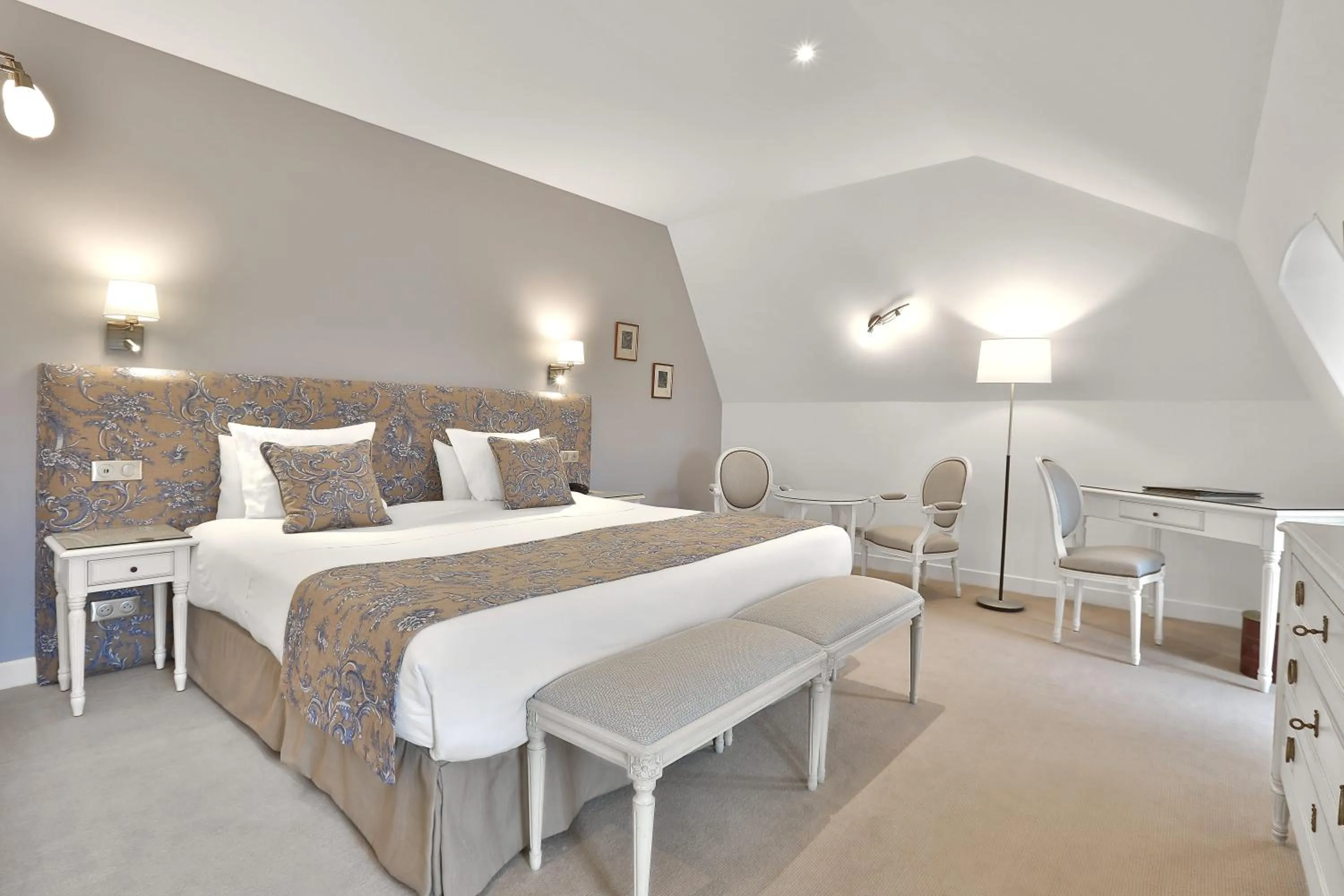 Bed in Château des Vigiers