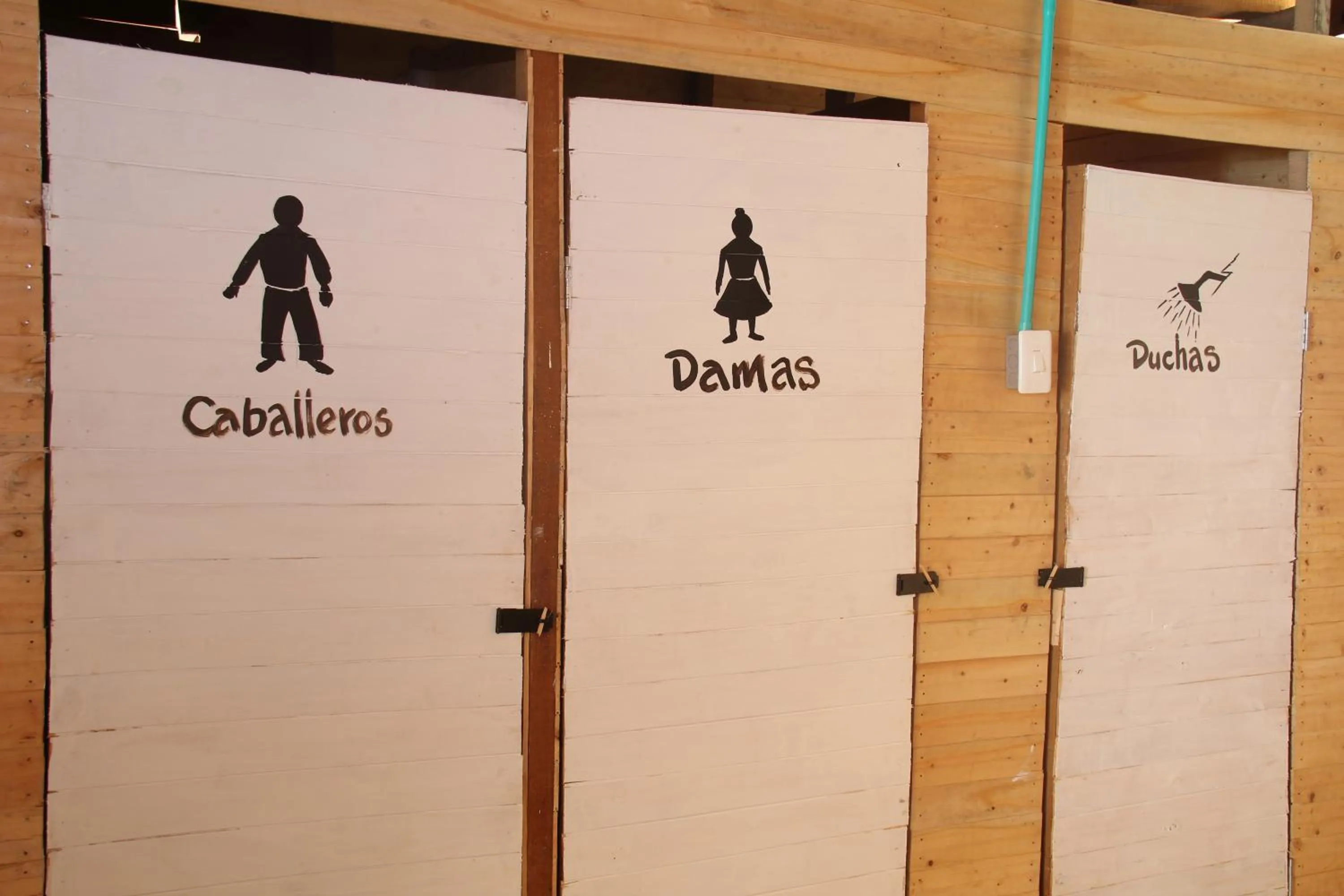 Shower in Nuestros Tres Tesoros II