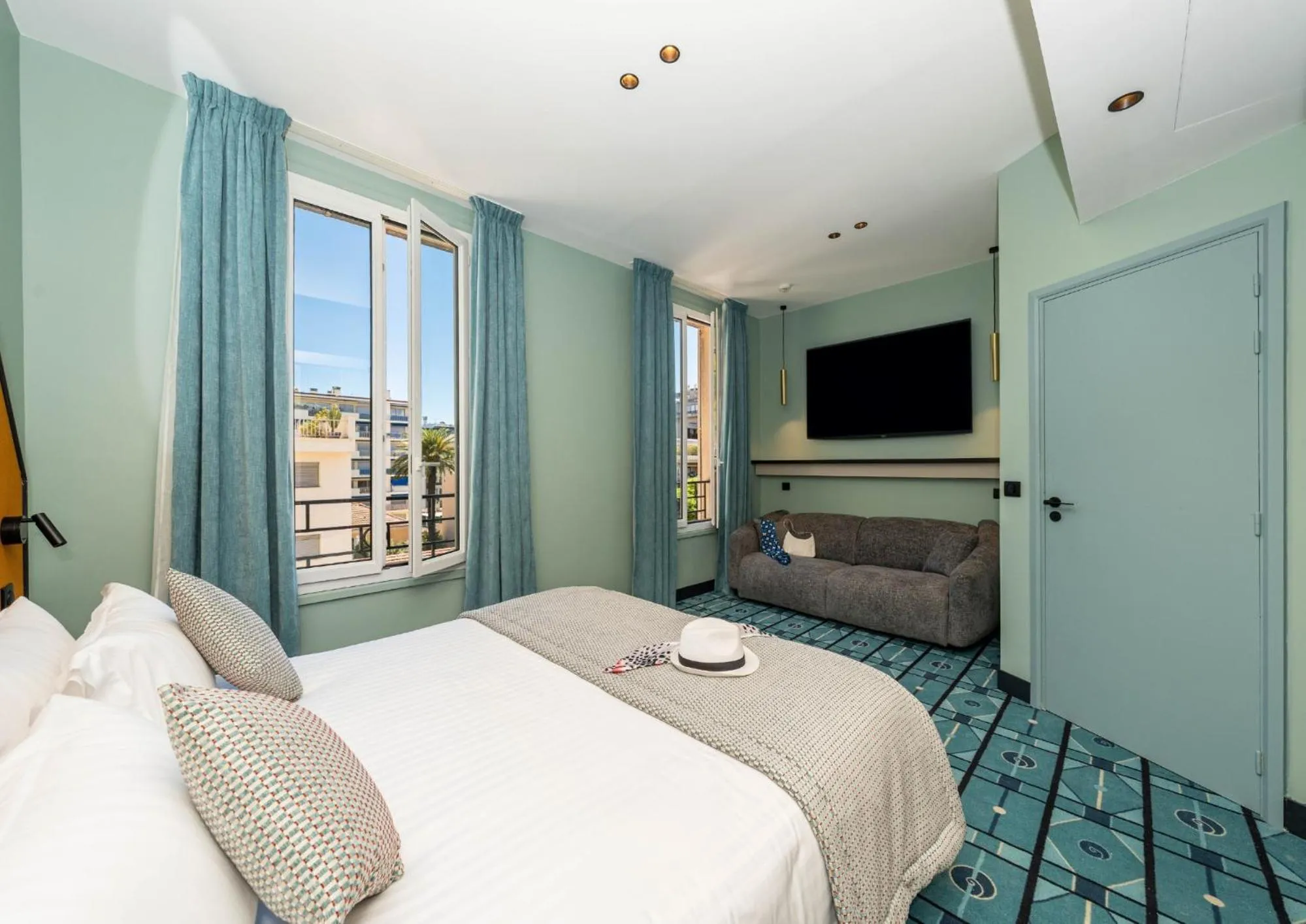 Photo of the whole room, Bed in Hôtel CASA MOHO - Juan-Les-Pins