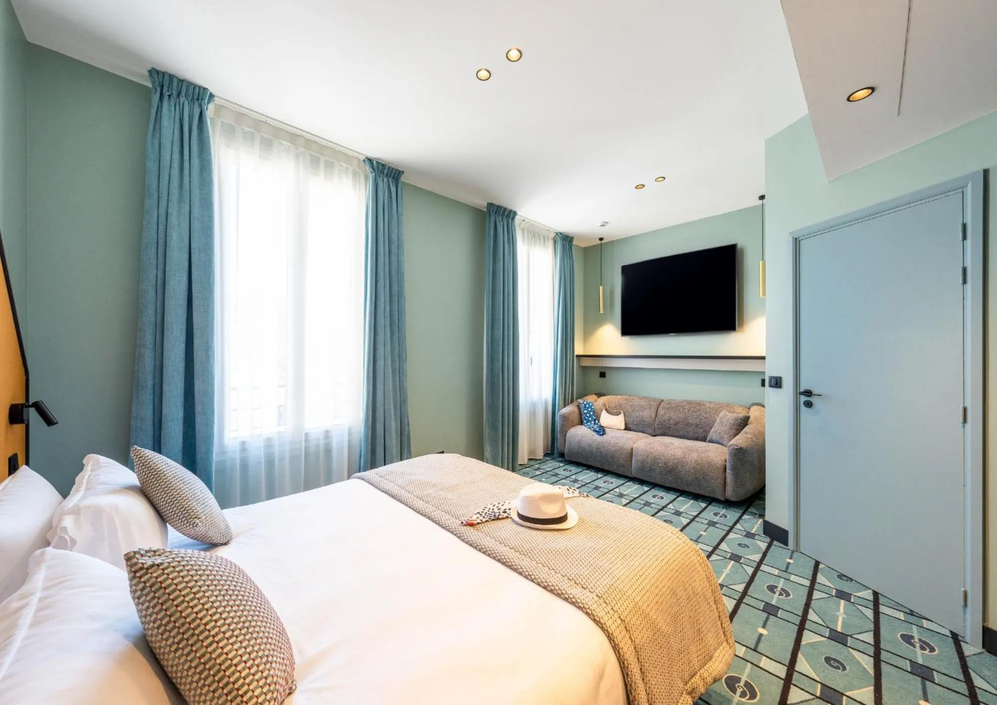 Photo of the whole room, Bed in Hôtel CASA MOHO - Juan-Les-Pins