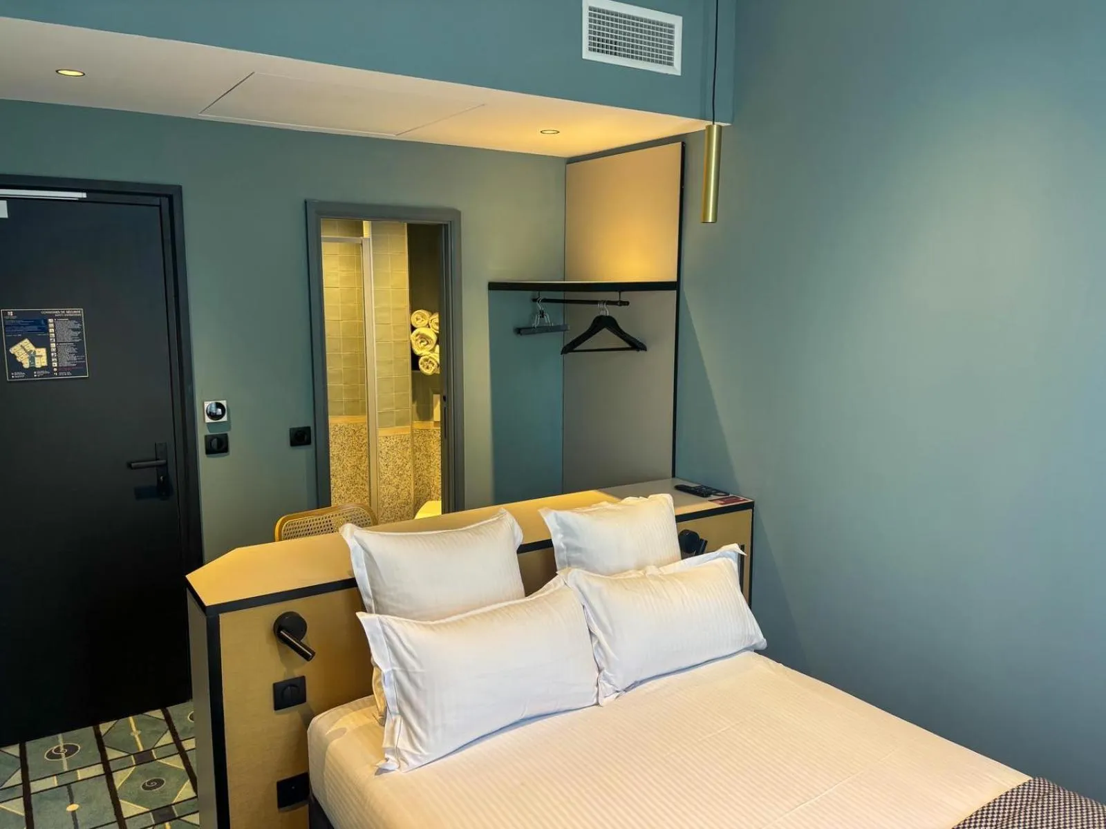 Bedroom, Bed in Hôtel CASA MOHO - Juan-Les-Pins