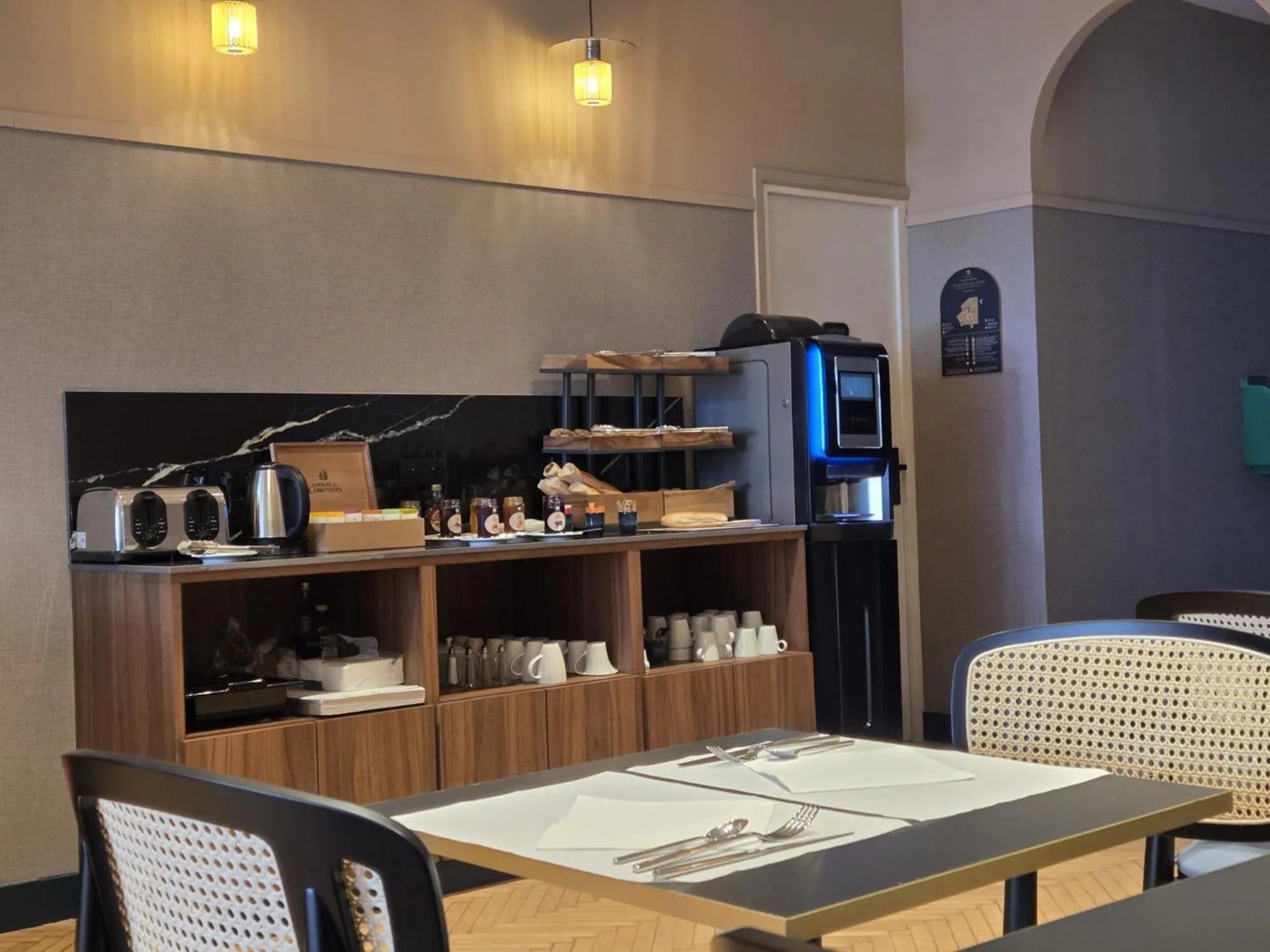 Restaurant/places to eat in Hôtel CASA MOHO - Juan-Les-Pins