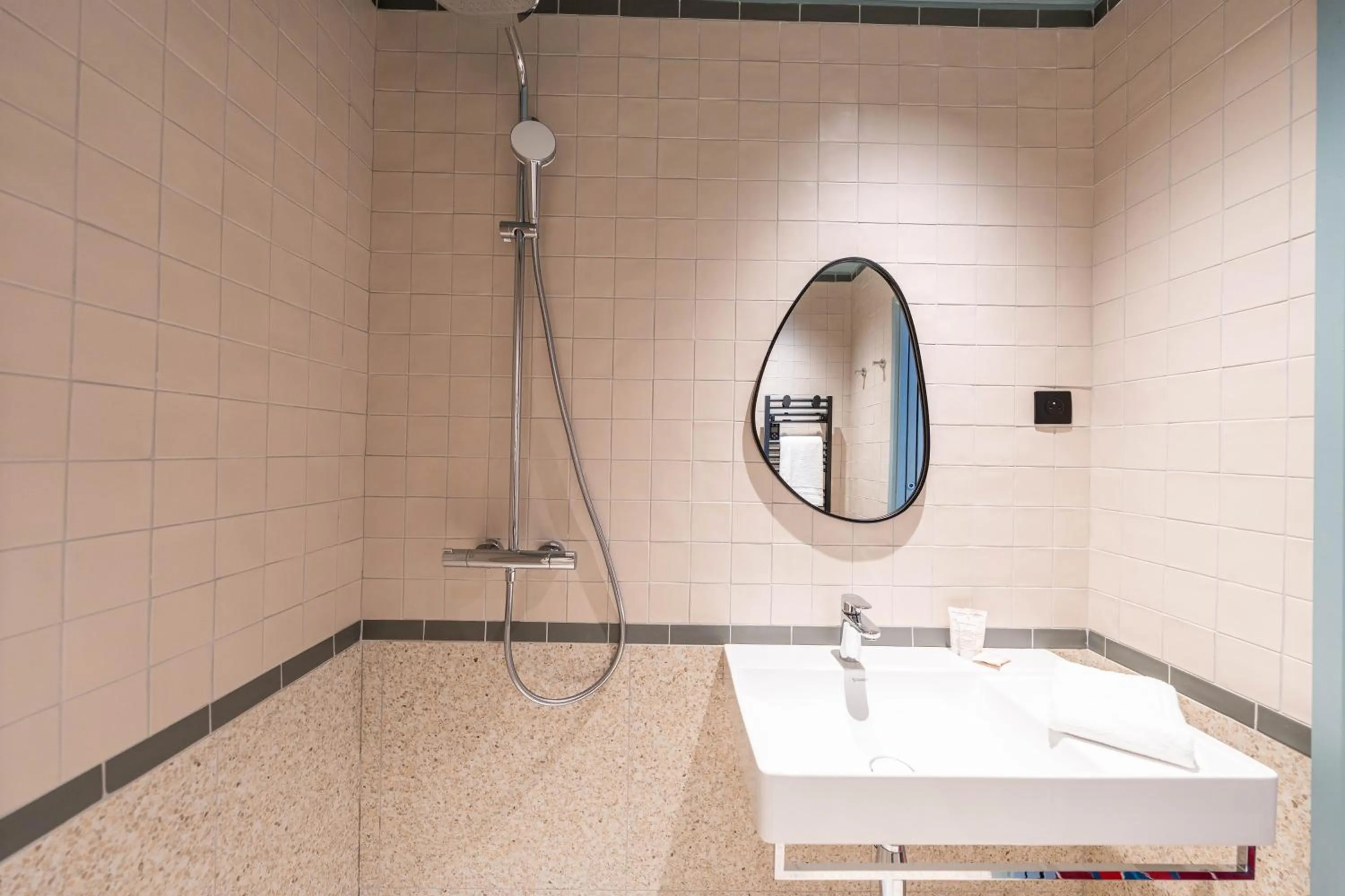 Shower in Hôtel CASA MOHO - Juan-Les-Pins