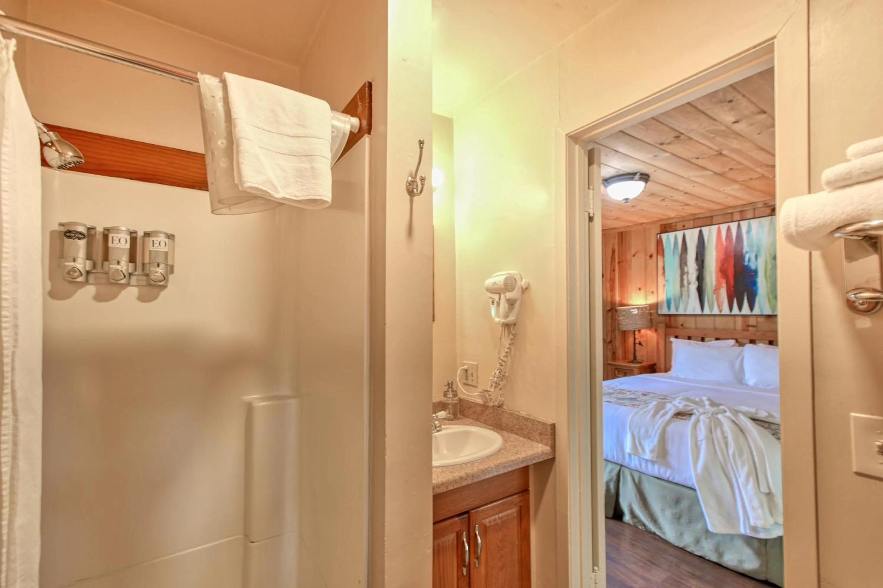 Bathroom, Bed in Fernwood Resort