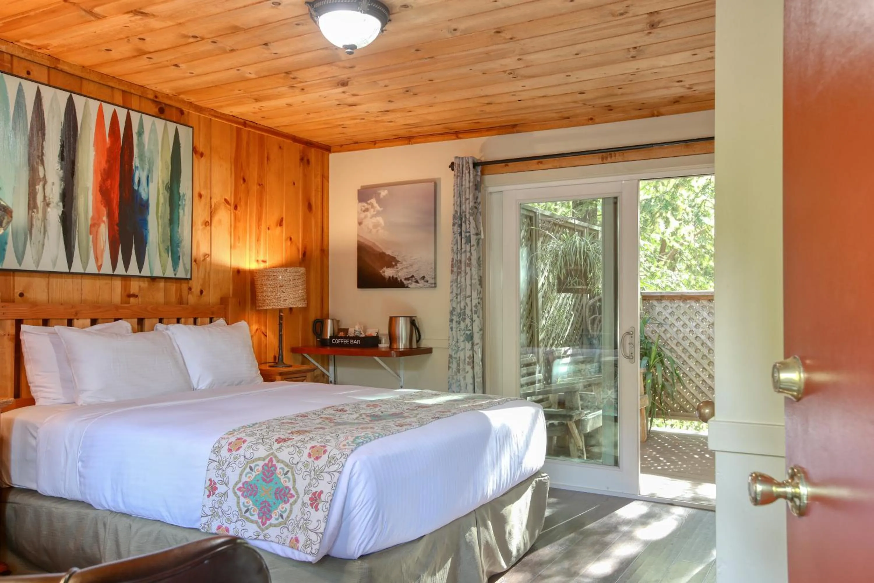 Coffee/tea facilities, Bed in Fernwood Resort