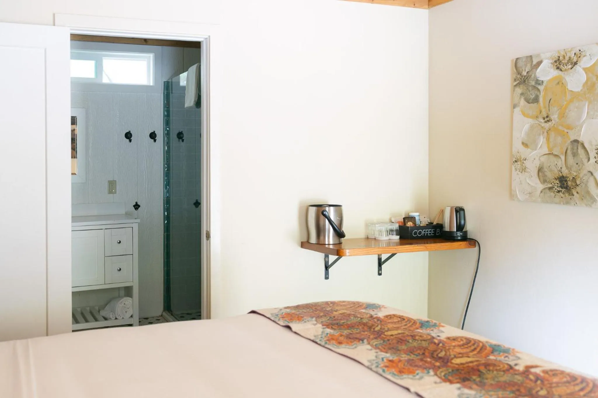 Coffee/tea facilities, Bed in Fernwood Resort