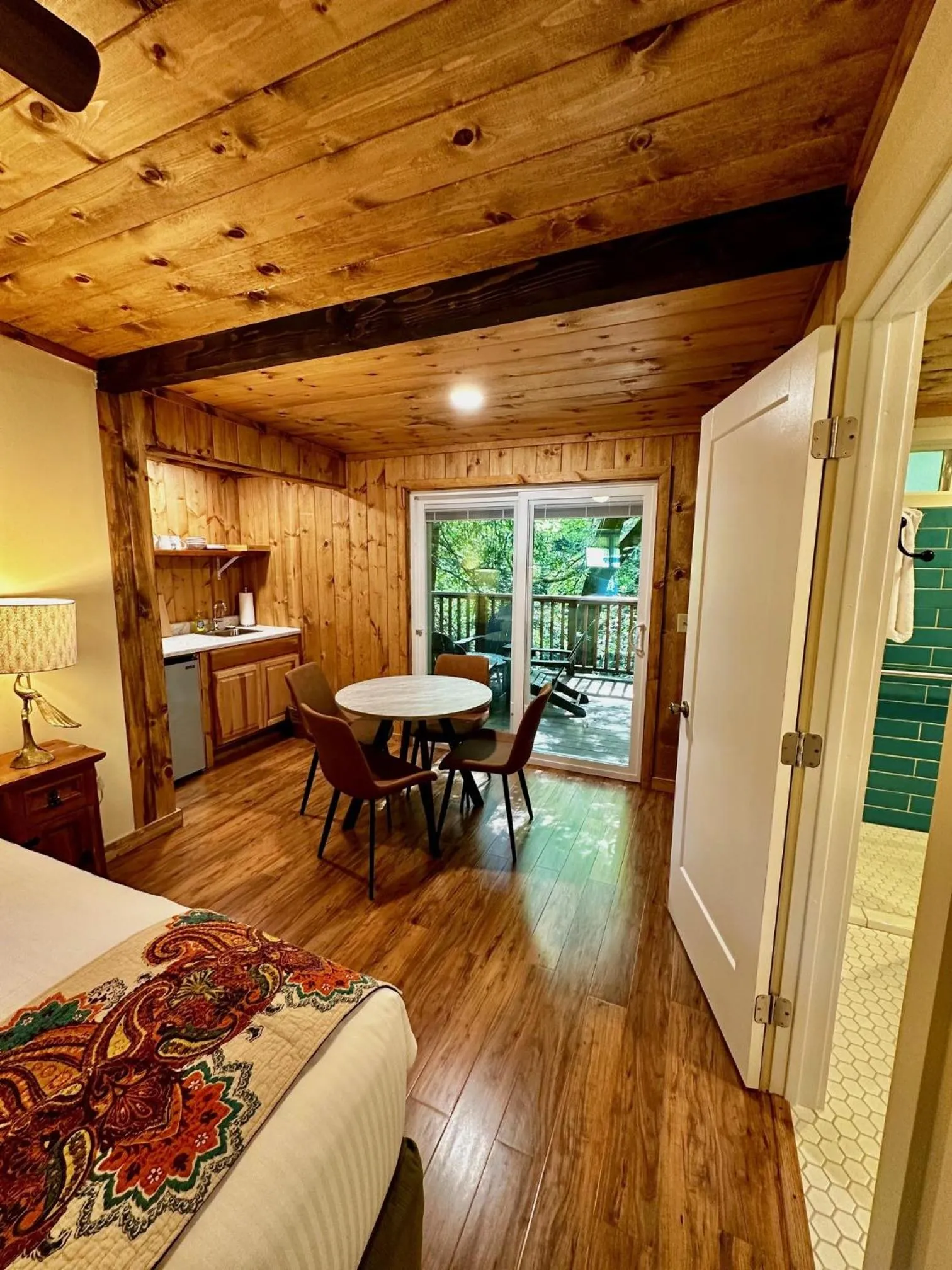 Dining area, Bed in Fernwood Resort