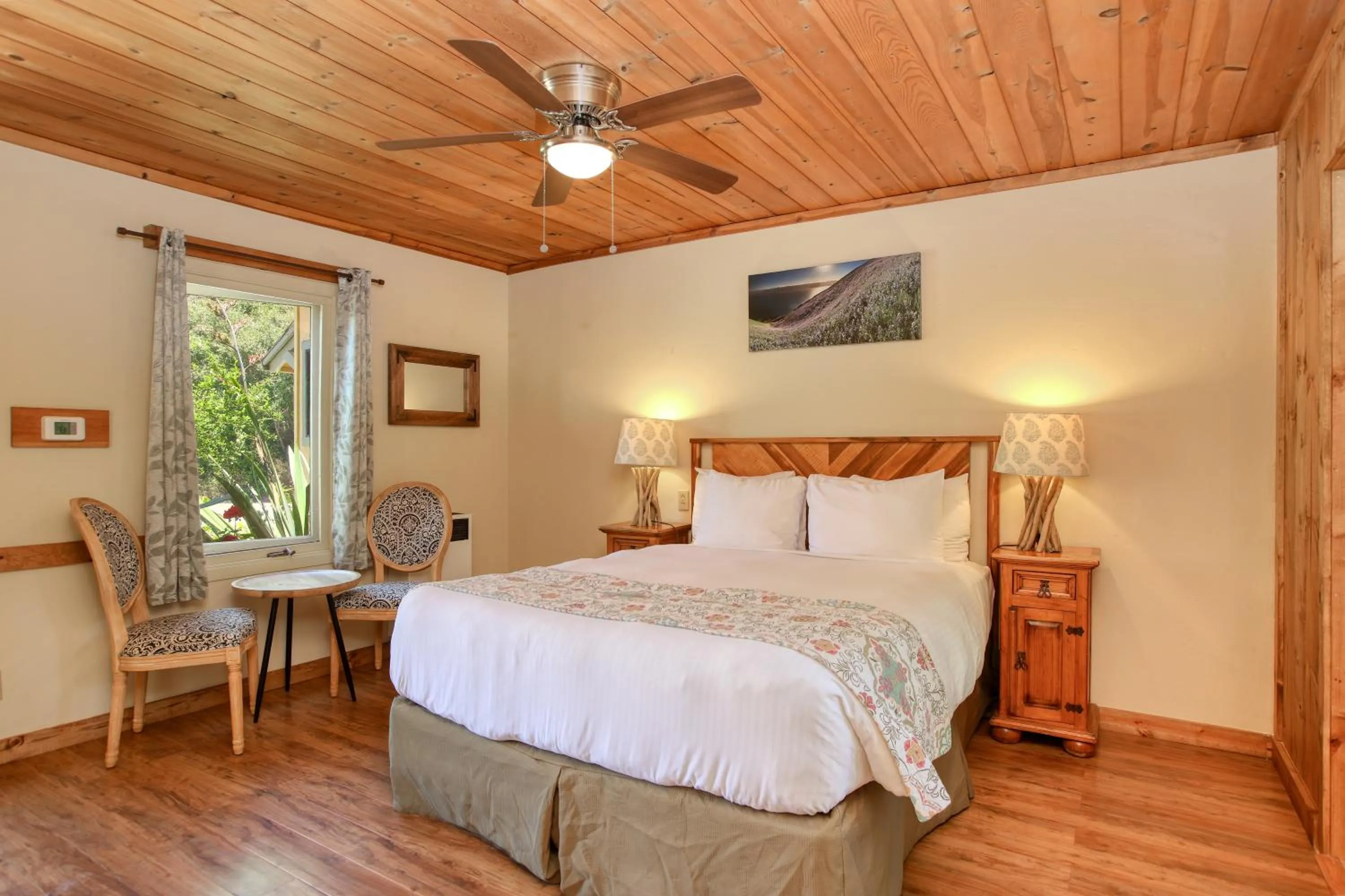 Bedroom, Bed in Fernwood Resort