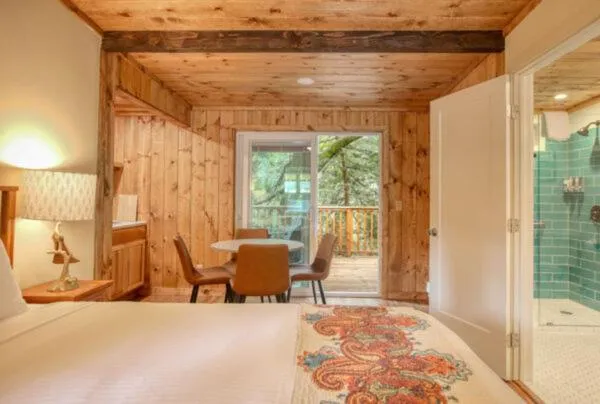 Coffee/tea facilities, Bed in Fernwood Resort