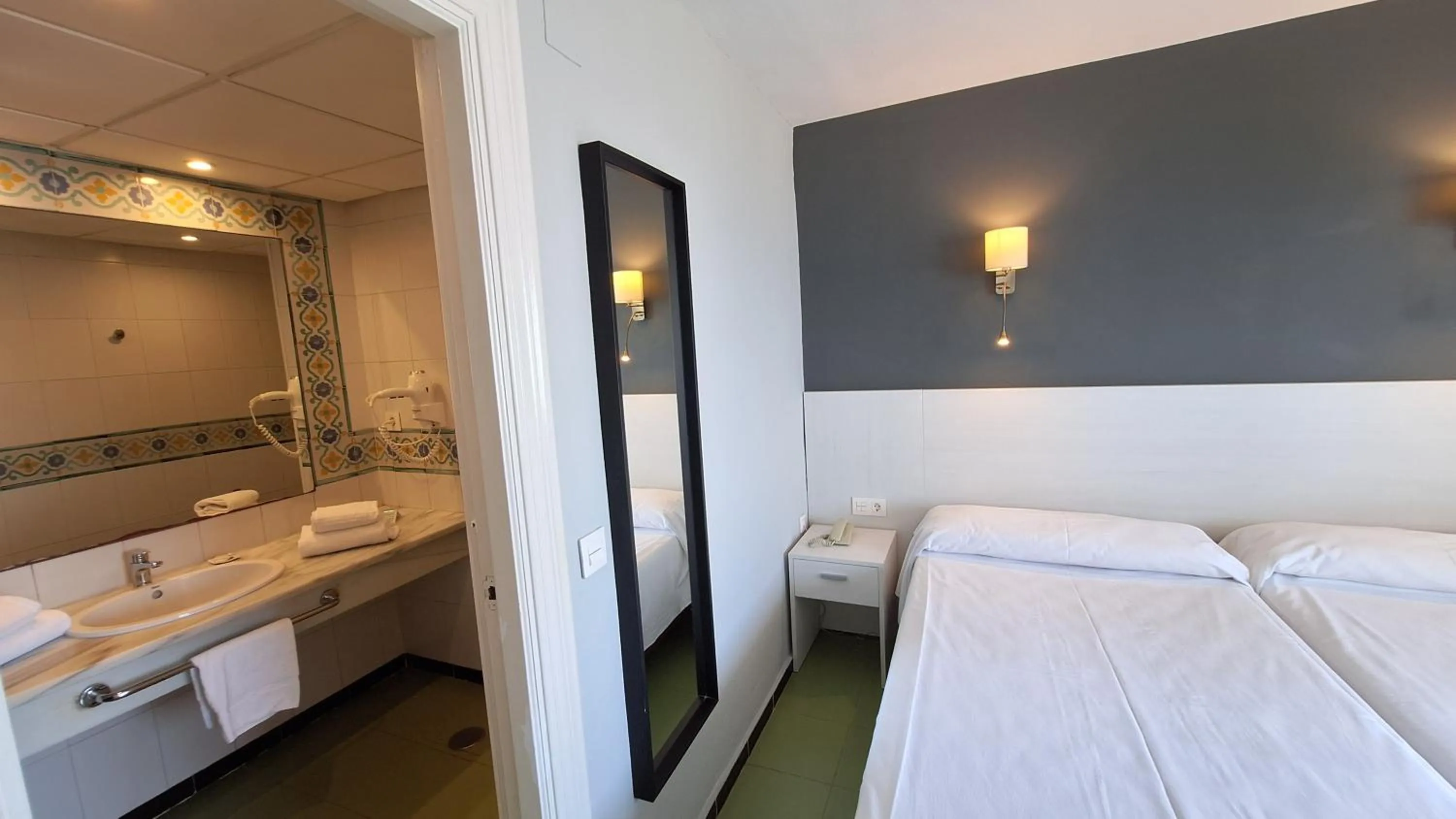 Bathroom, Bed in Destinos de Sol Roquetas de Mar - Montepío Minería