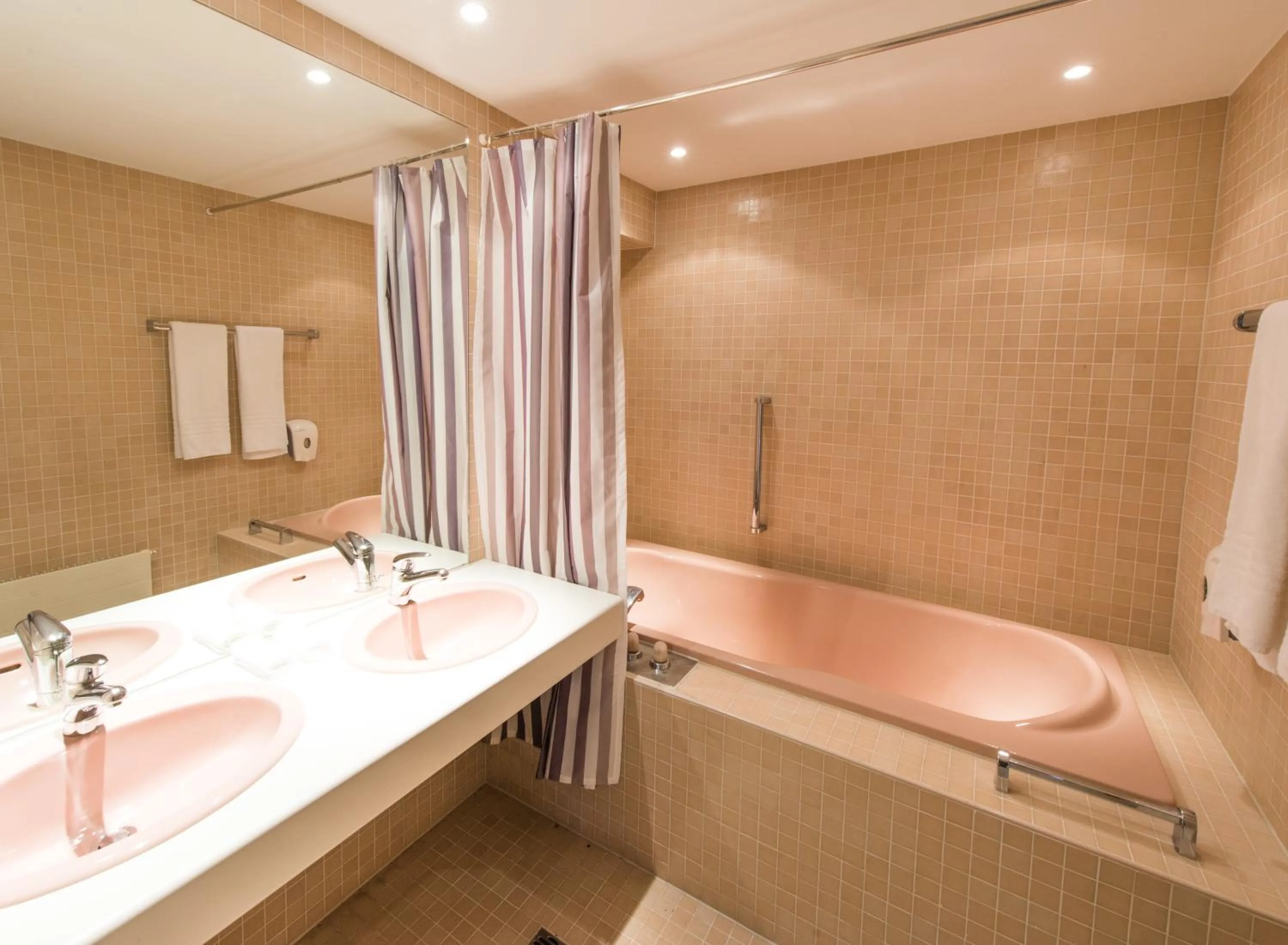Bathroom in Ascott Hotel & Restaurant