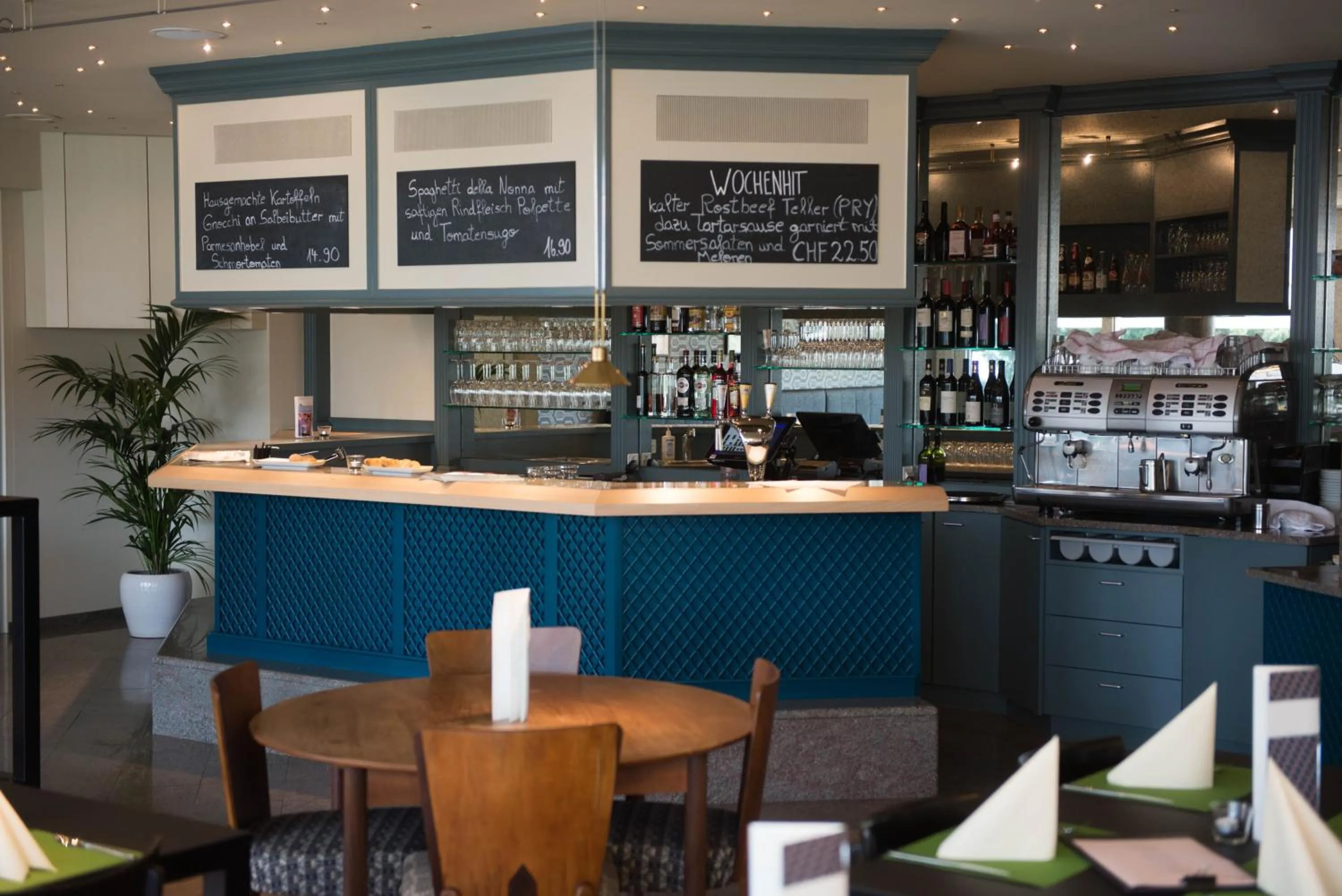 Restaurant/places to eat in Ascott Hotel & Restaurant